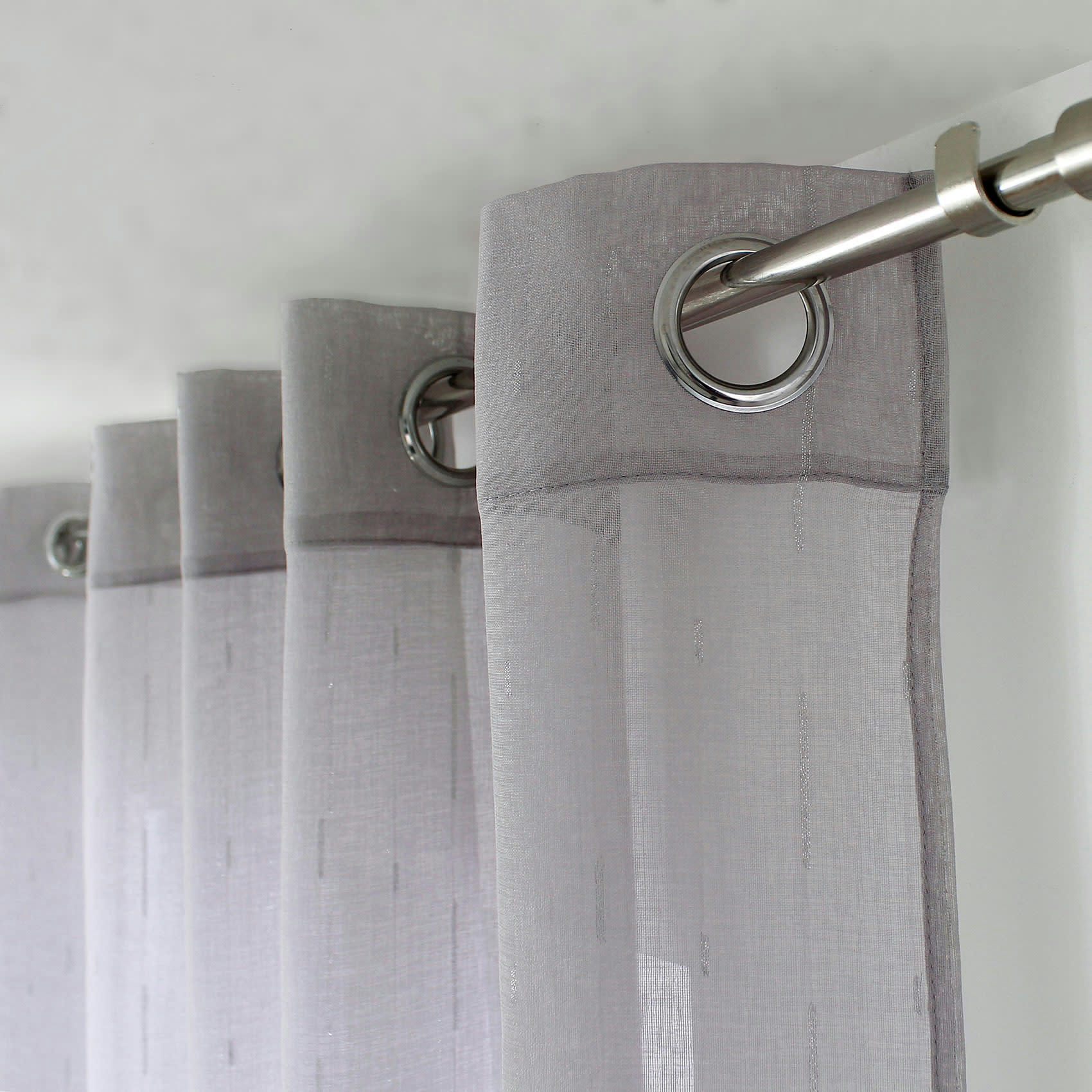 - Voilage aux fils tissés argentés