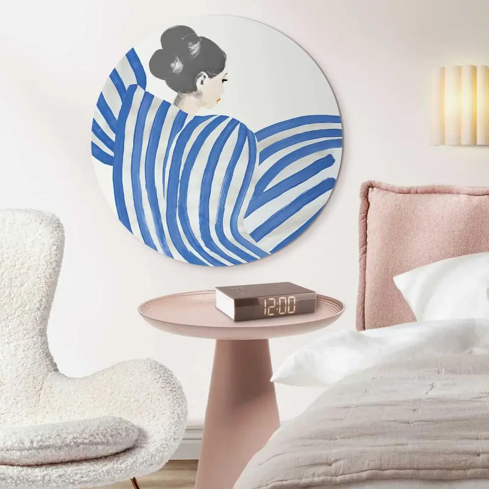 Glasschilderij Vrouw in Blauwe Strepen - &Oslash; 70 - Blauw