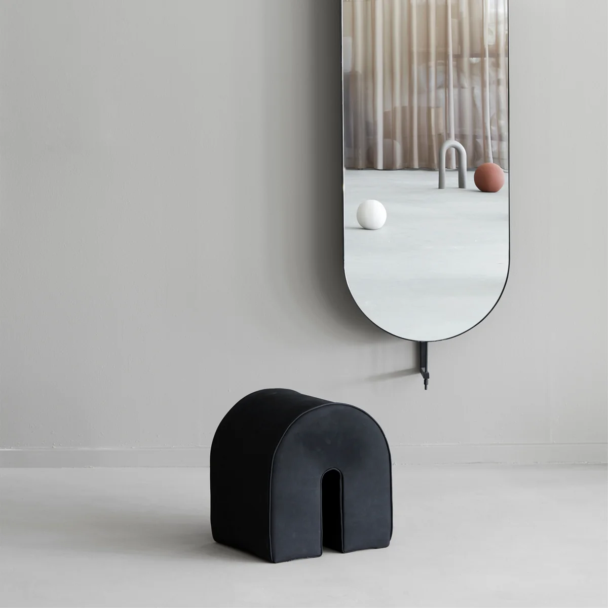 Kristina Dam Studio - Curved Pouf, H 42 cm, schwarz