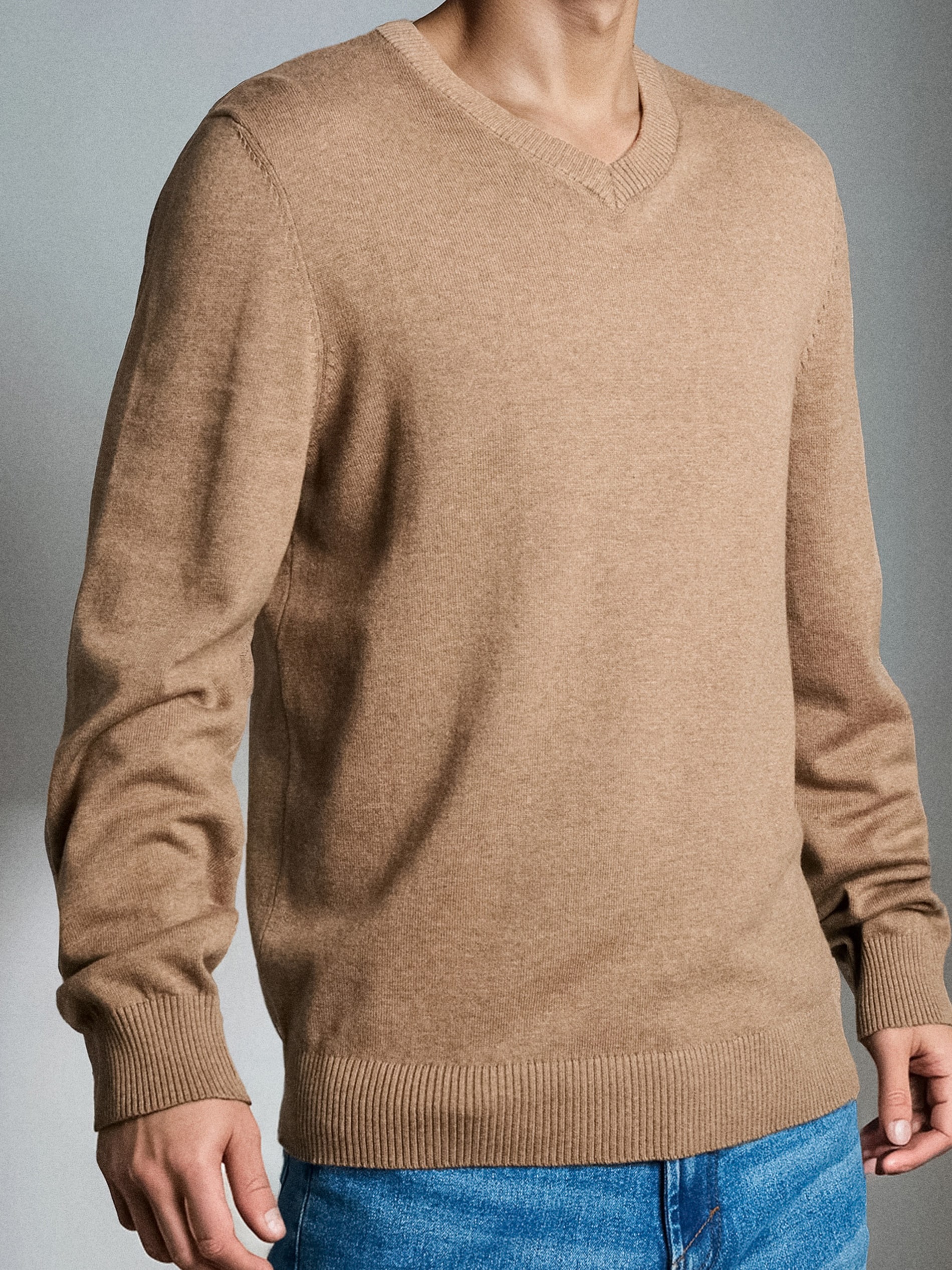 Sweter z dekoltem w serek