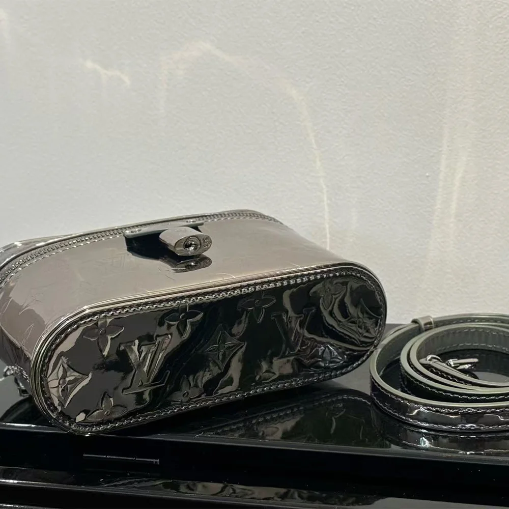 Louis Vuitton Vanity Chain Pouch (7A regular version)