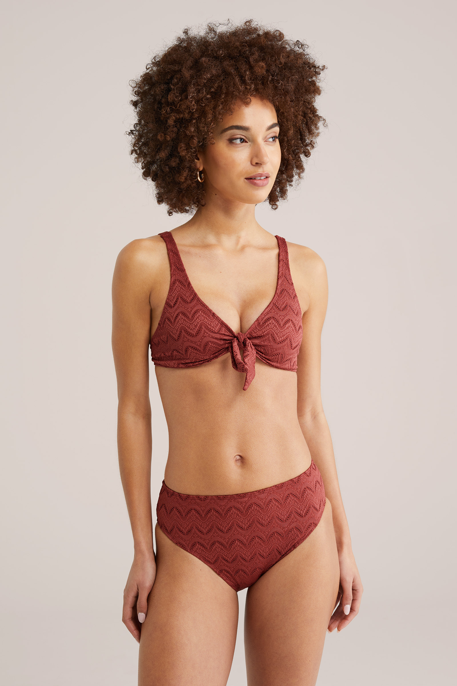 Dames high waist bikinibroekje met embroideries en structuur