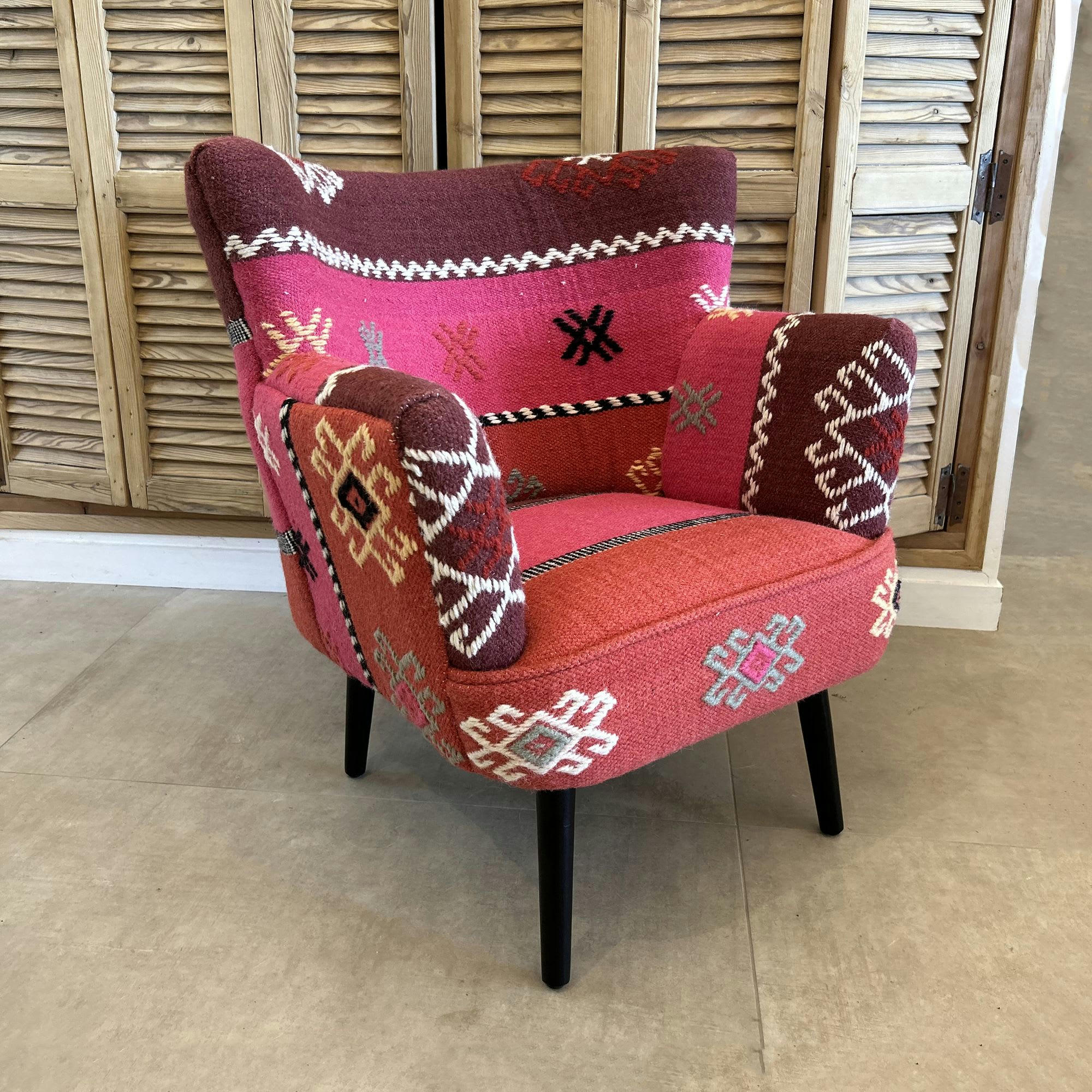 CHAQUIRAS - Fauteuil en kilim brodé main et pieds en bois noir