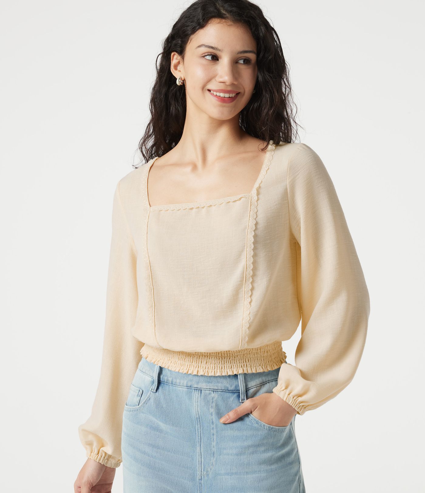 Blouse casual effet lin à col carré, manches bouffantes, lien au dos, empiècement en dentelle et détails froncés