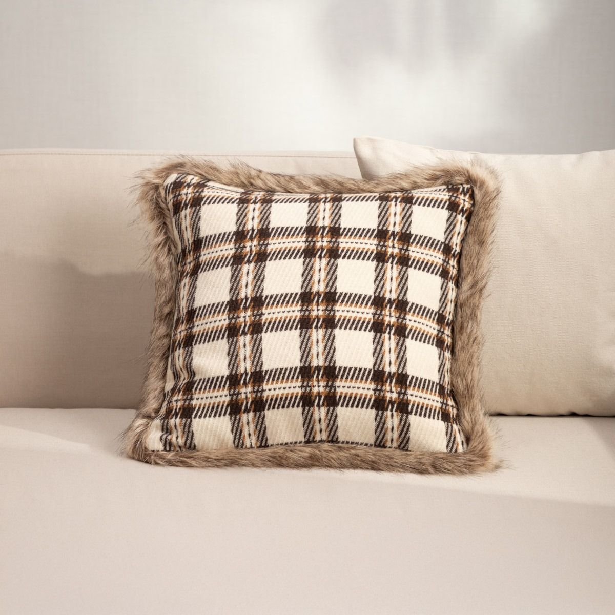 Poszewka ABEDO w kratę z futrzaną lamówką 45x45cm