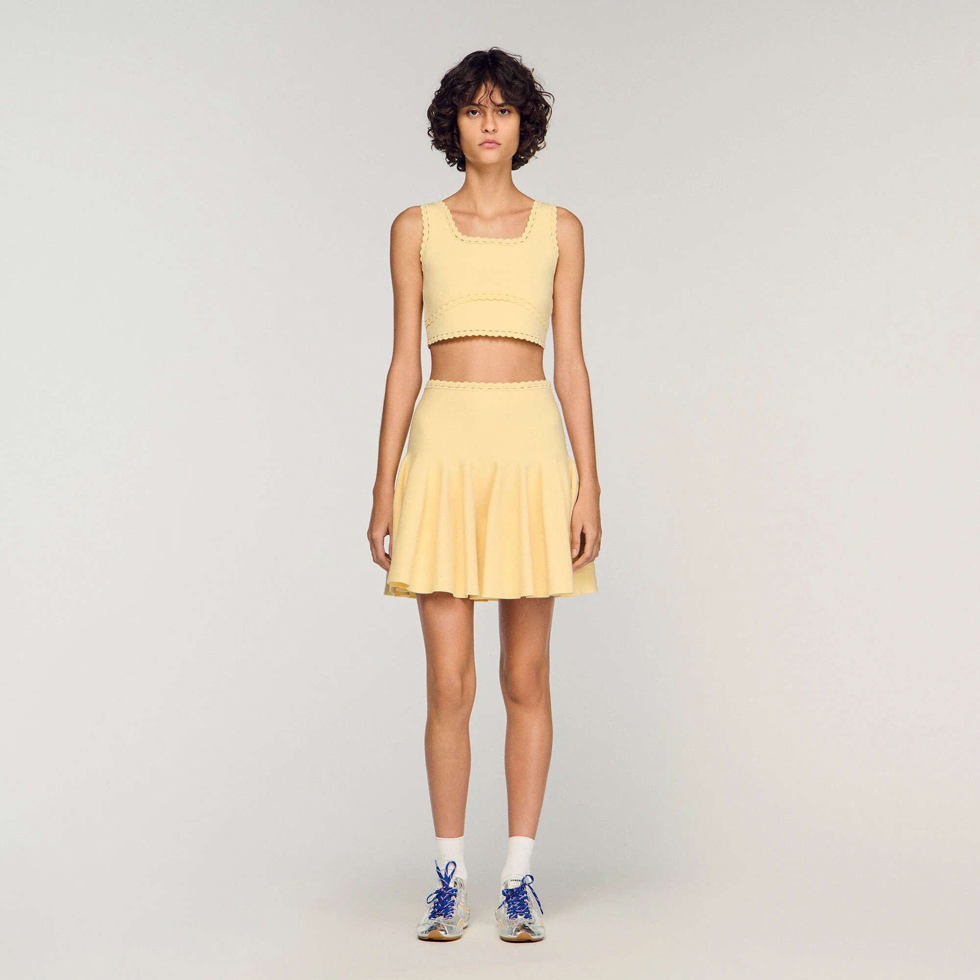 Jupe courte en maille patineuse