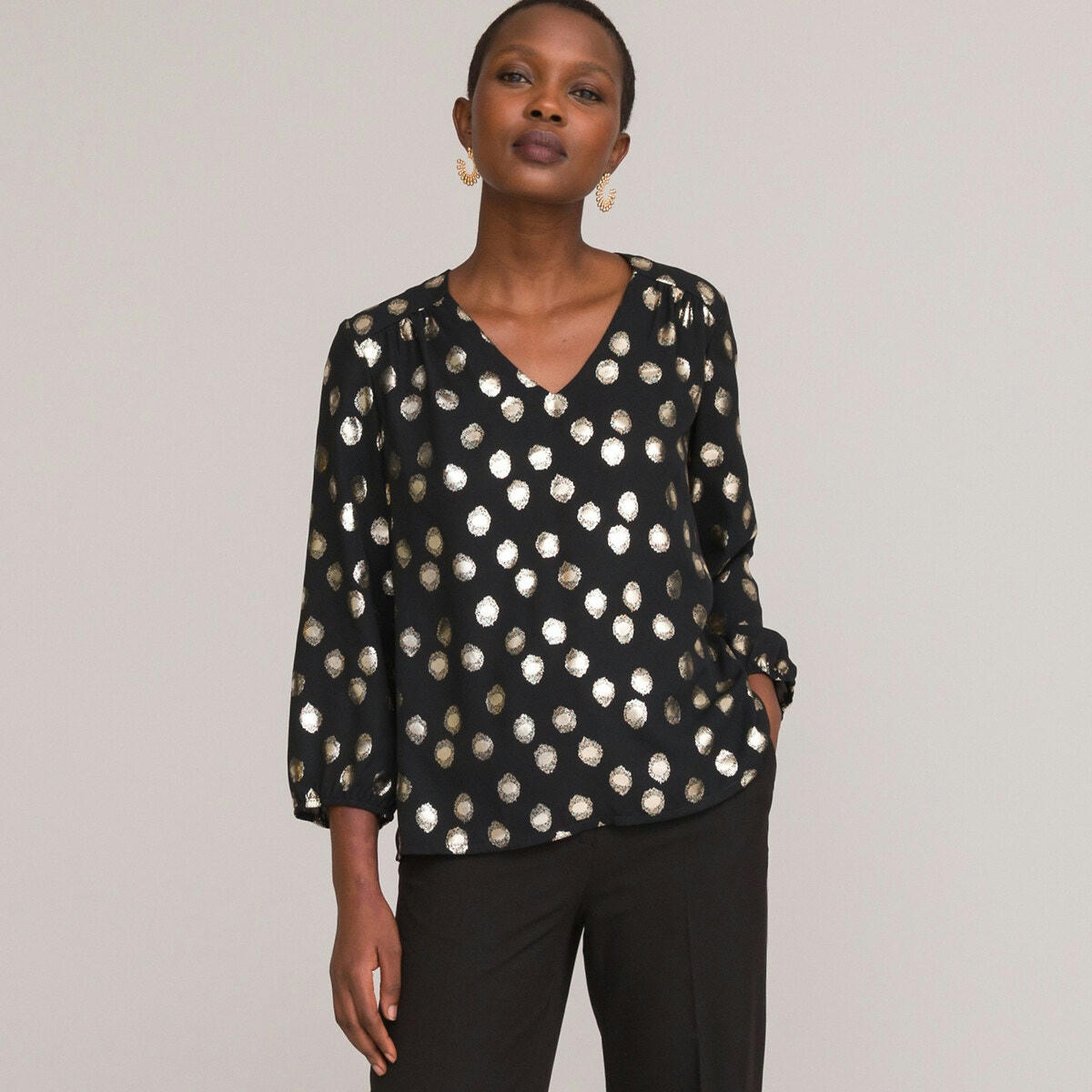 Blouse brillante col V, manches 3/4