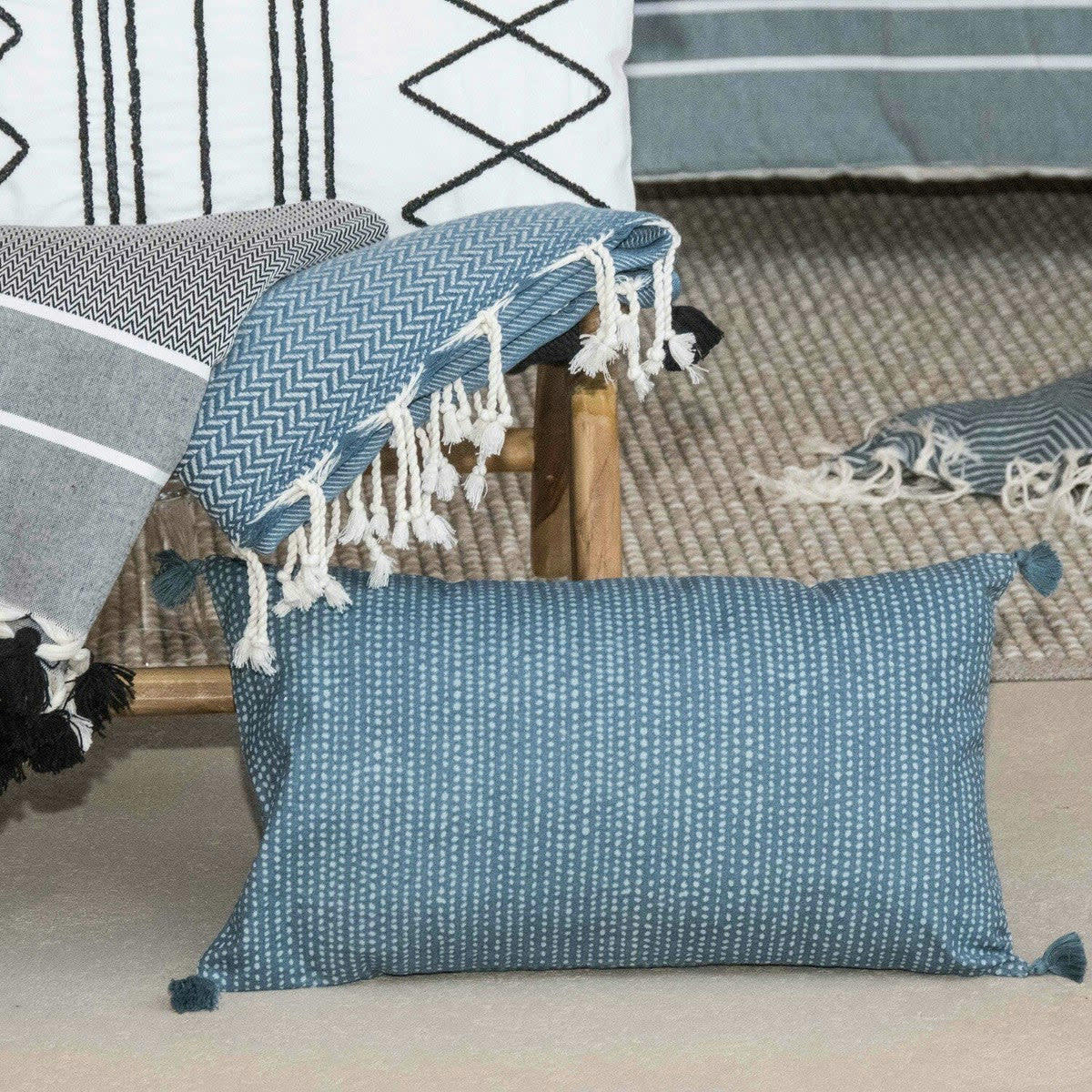 DOTS - Housse de coussin velours de coton  50x30 bleu paon