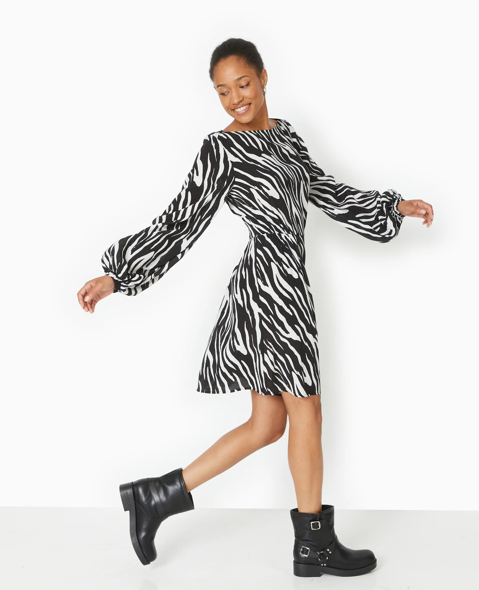 Robe courte avec découpe dos