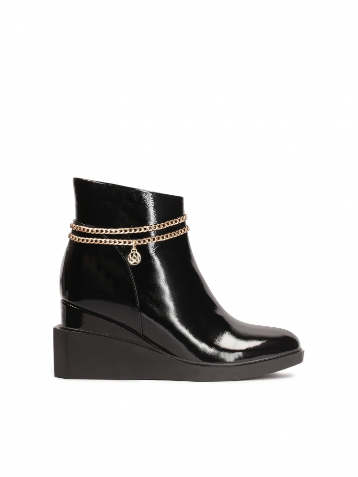 Ankle boots with detachable chain
