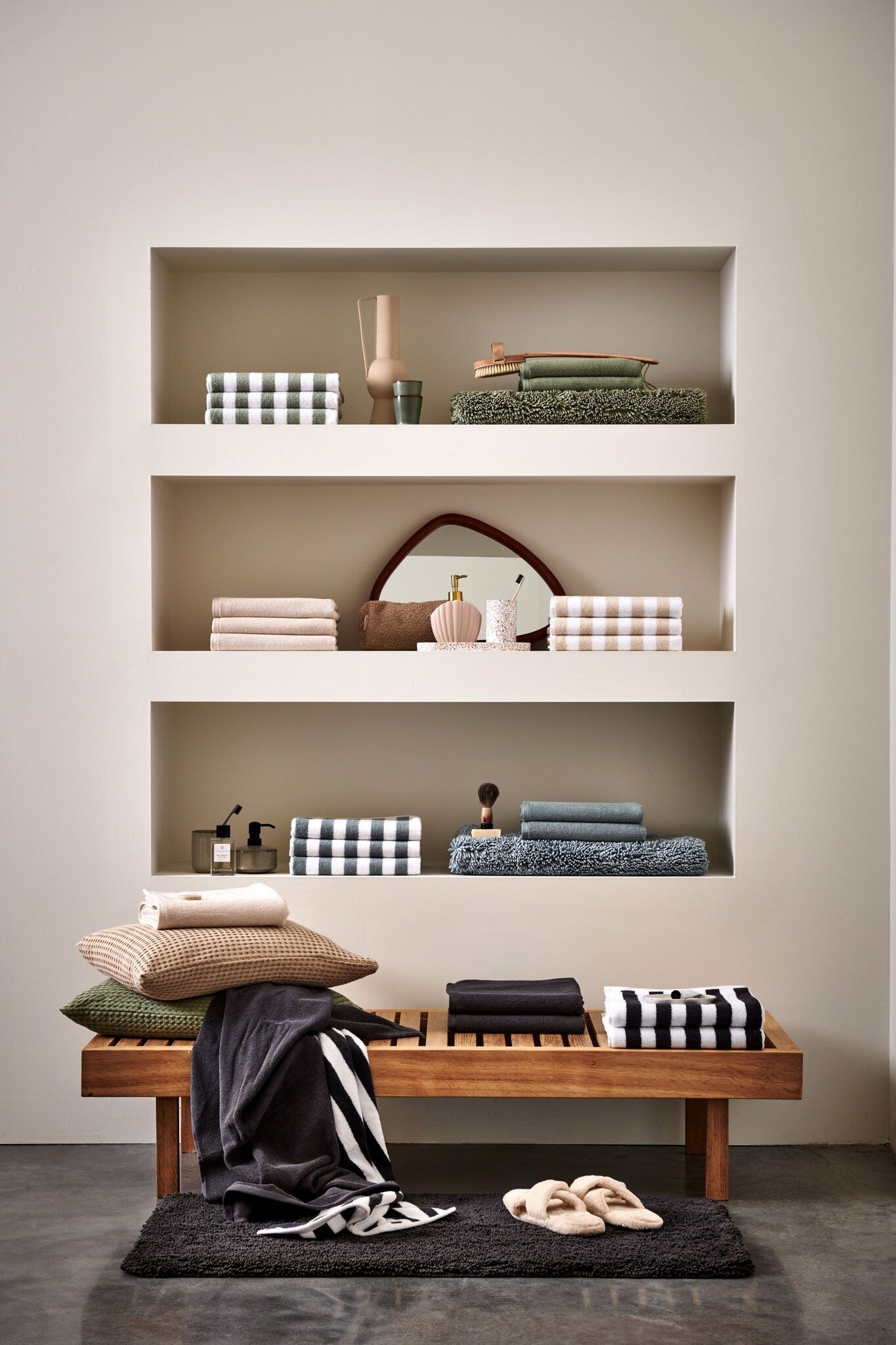 Verona Badtextiel Stripes Off Black   70 x 140 cm   Zwart   Wit