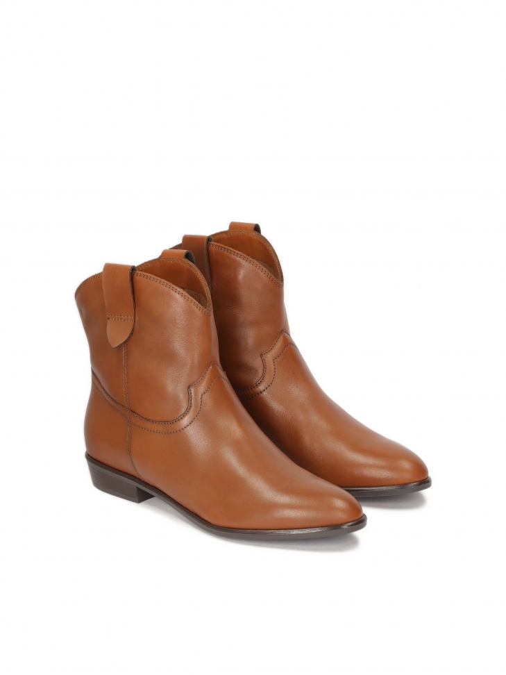 Leather cowboy boots with rounded upper