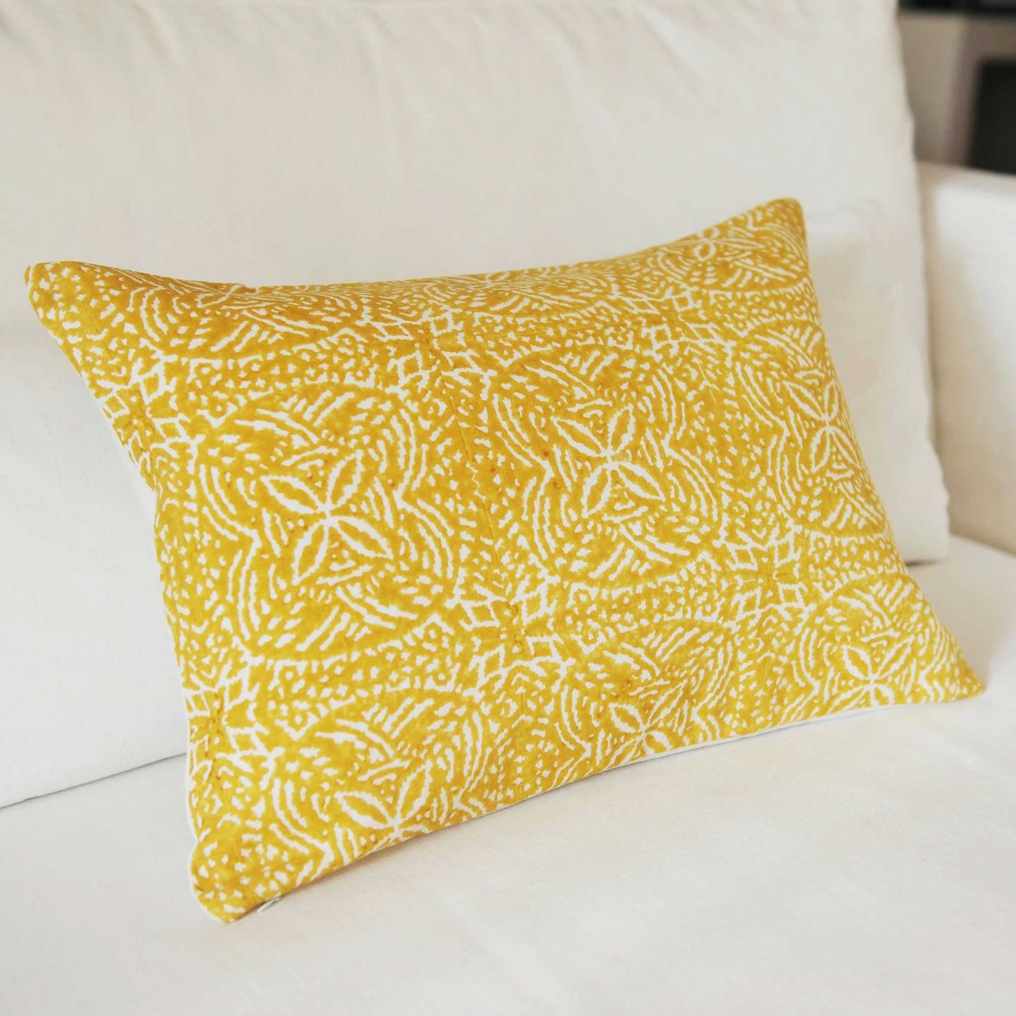 UZES - Coussin en coton et lin handblock moutarde 35X50 CM