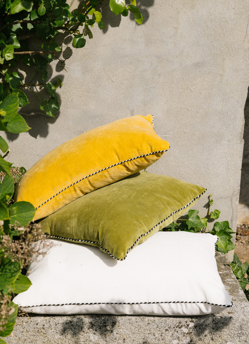 PETIT COUSSIN EN VELOURS AVEC PASSEPOIL RAYÉ OCRE
