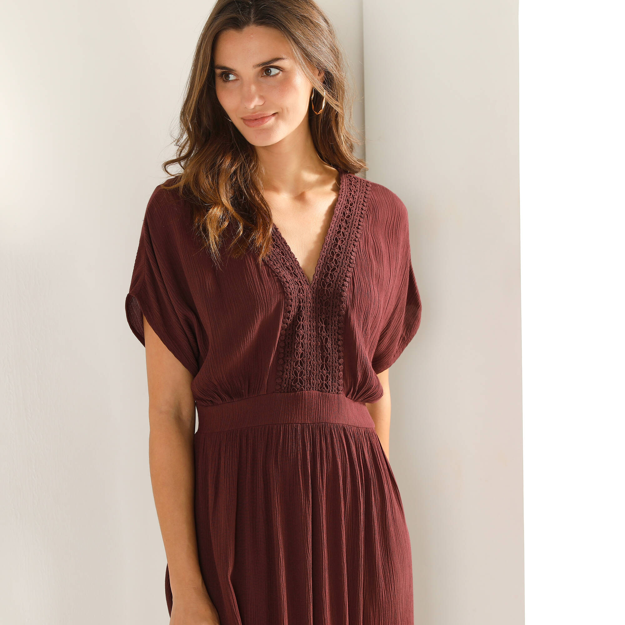 Robe longue volantée en crépon, détails macramé