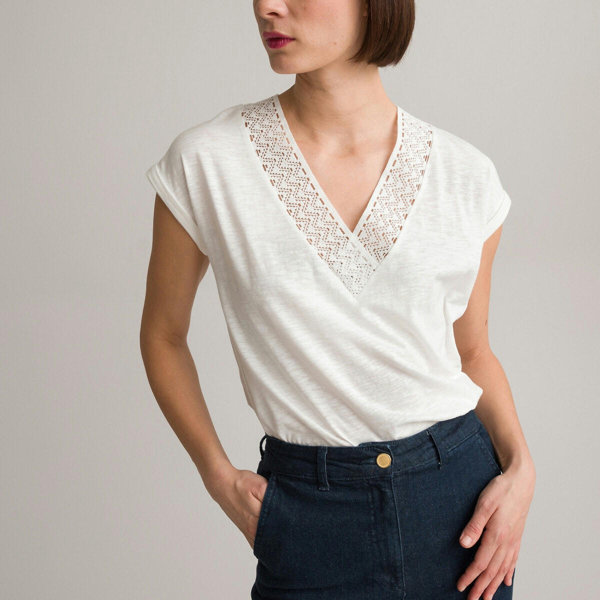 T-shirt col V, manches courtes, détail macramé