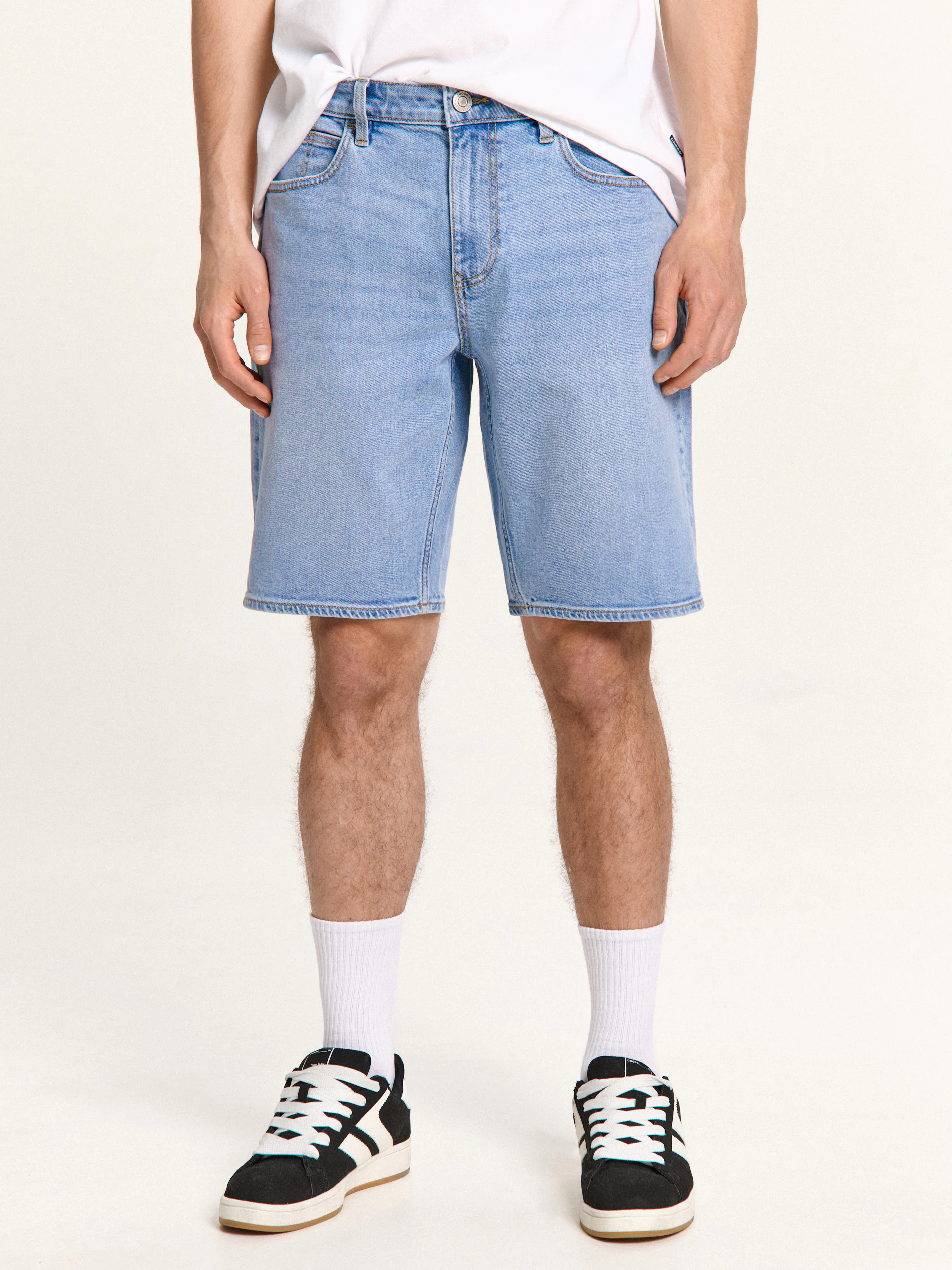Niebieskie jeansowe szorty regular