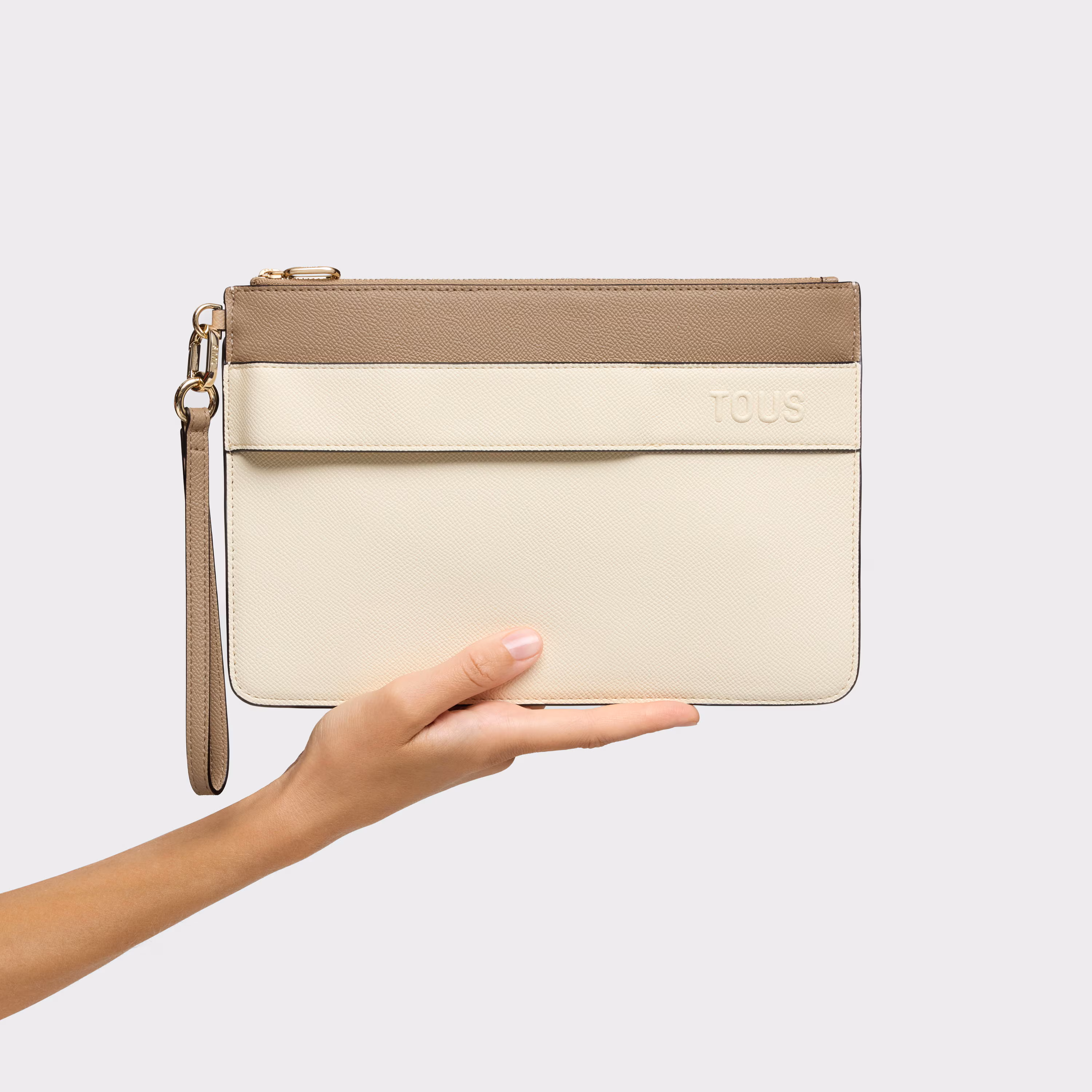 Clutch beige y arena Audree Saffinao