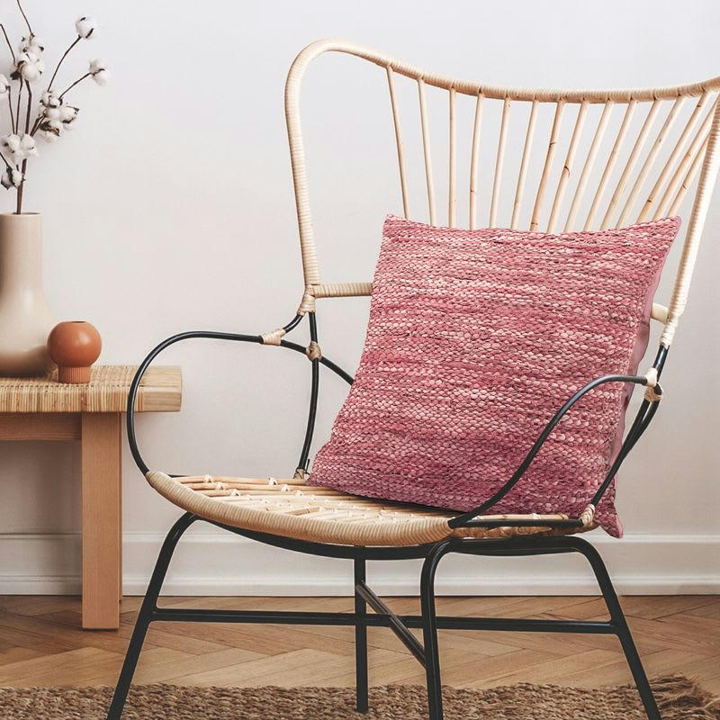 SKIN - Coussin en cuir tressé rose poudré 45x45