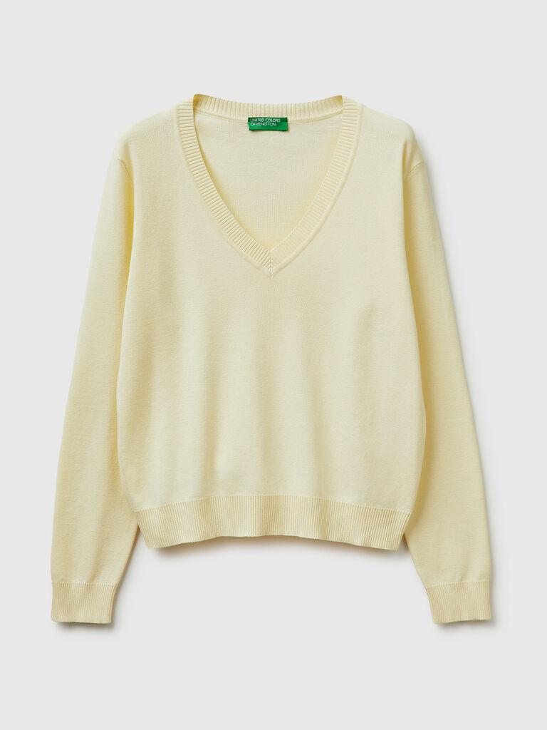 Light yellow V-neck sweater in cotton tricot