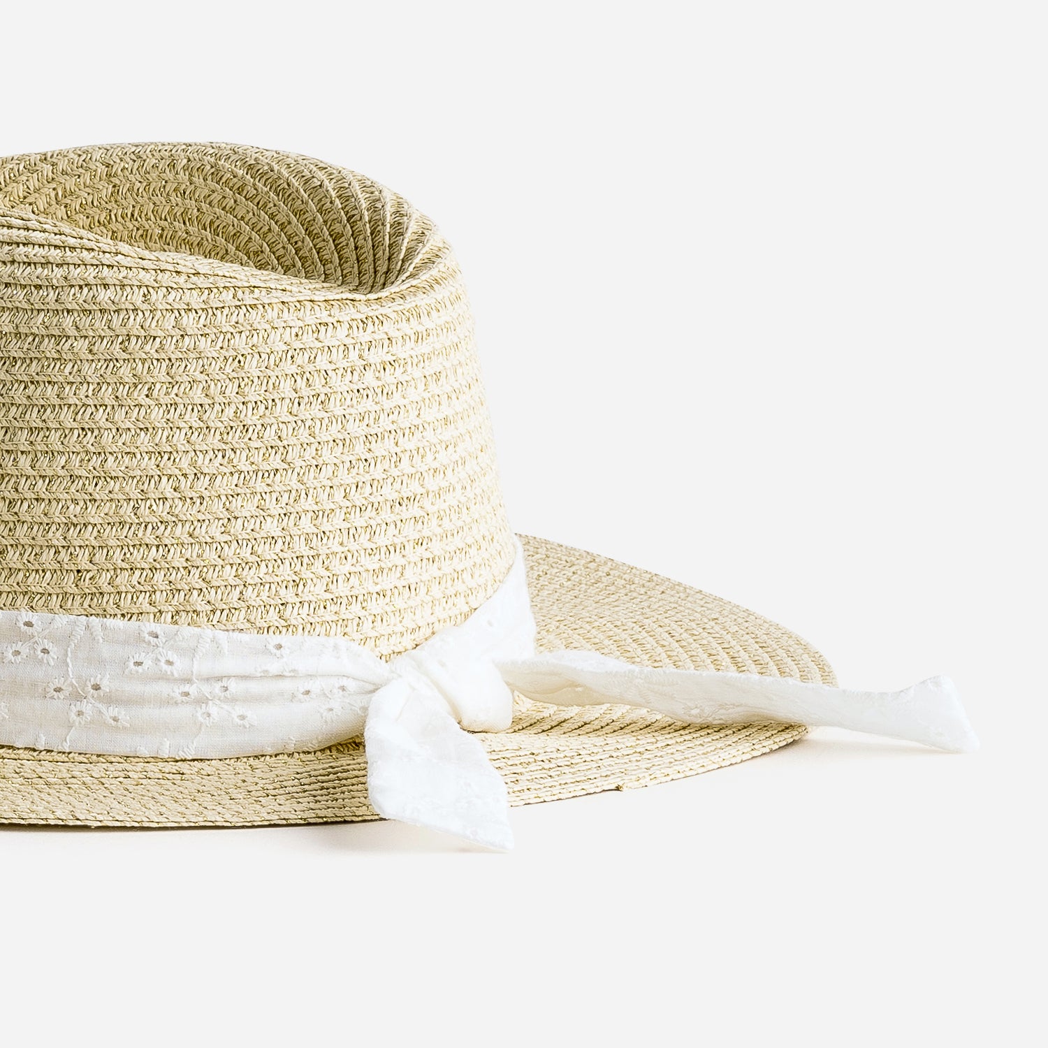 Chapeau beige doré avec galon broderie anglaise