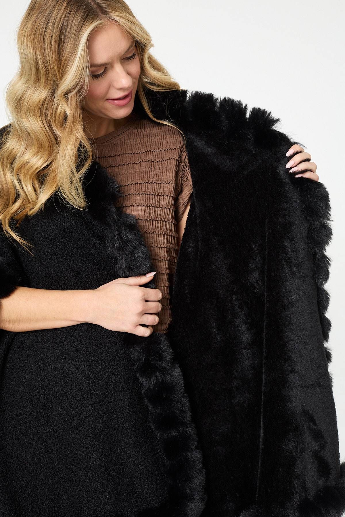 Izabel London Faux Fur Trim 3/4 Sleeve Poncho