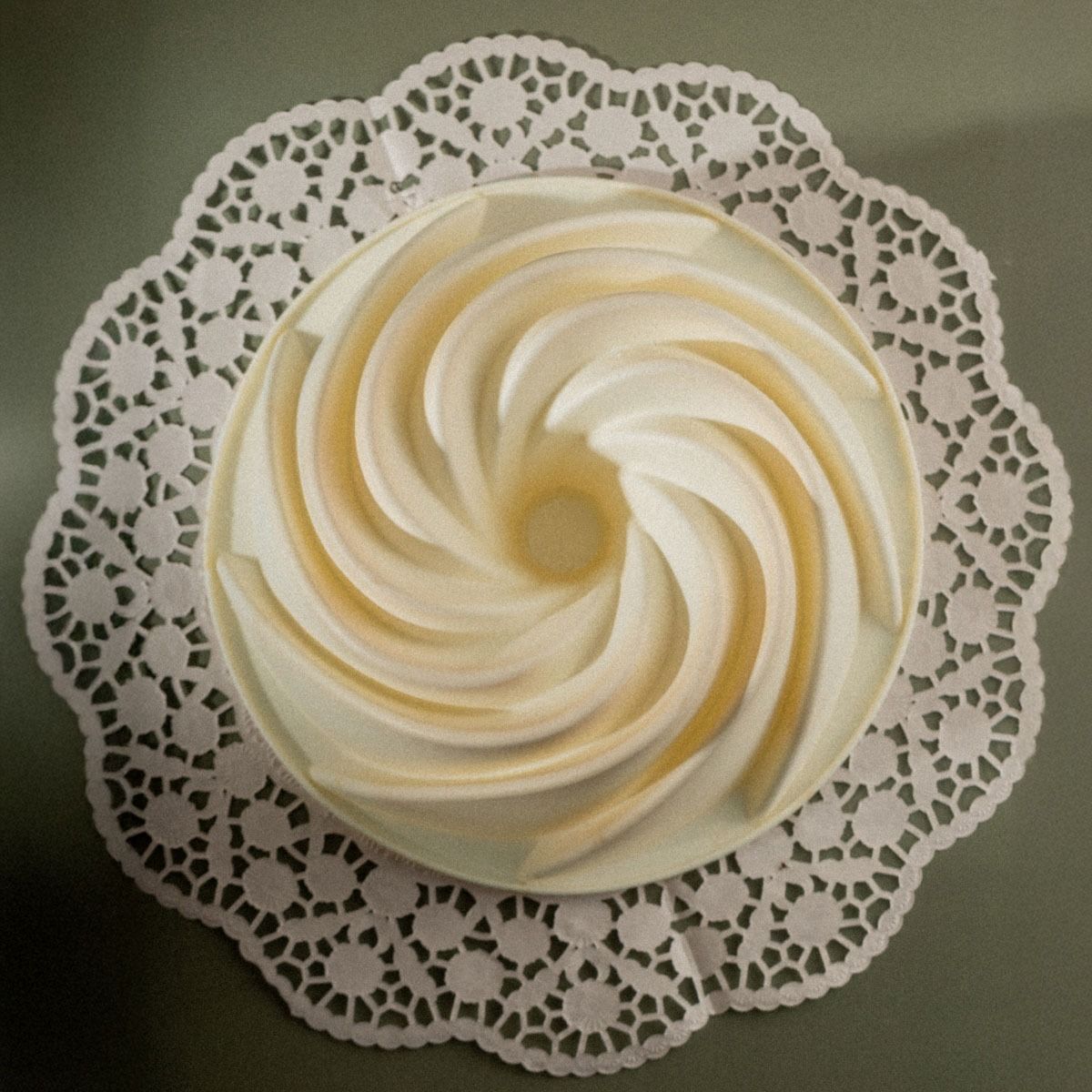 Forma silikonowa MOLLIS ES na babkę spirala śmietankowa 24,5x9 cm