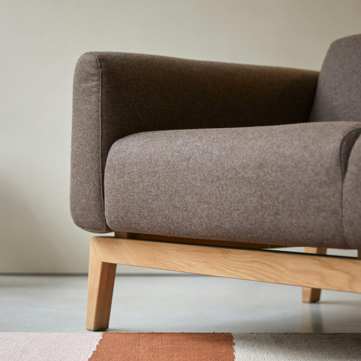 BJORN - Canapé en chêne massif et tissu marron 3 places