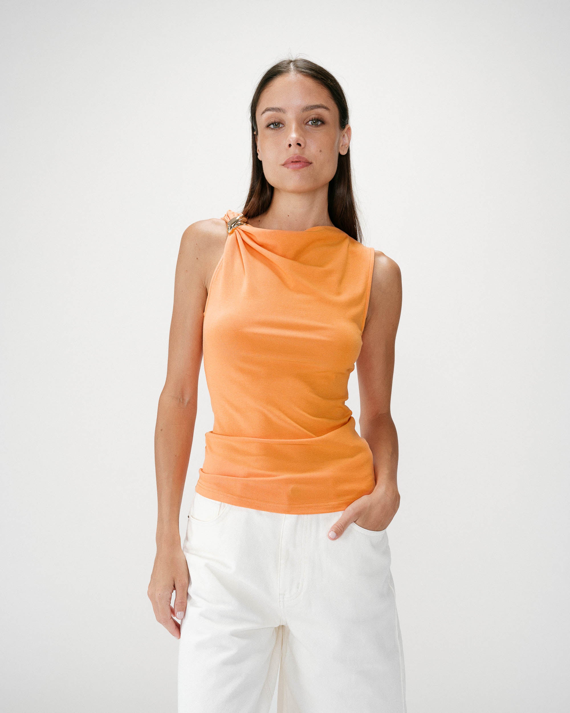 Top drapé asymétrique sans manches orange Wagner