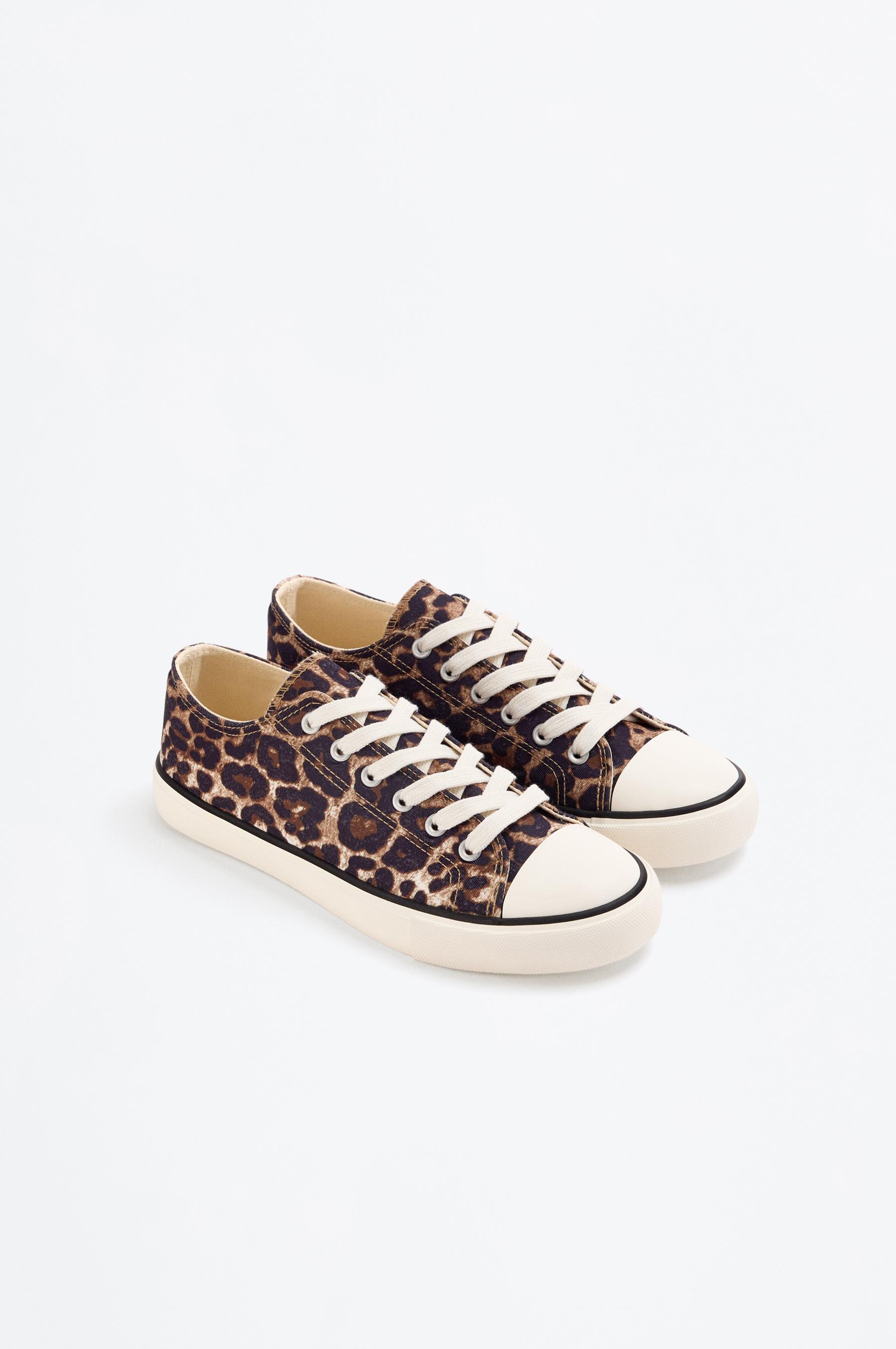 Zapatilla puntera tejido animal print