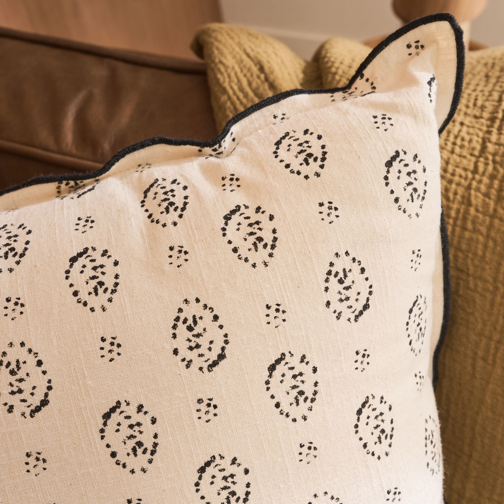 AMANDE - Coussin en coton motif amande finition point bourdon noir 45x45cm - vert