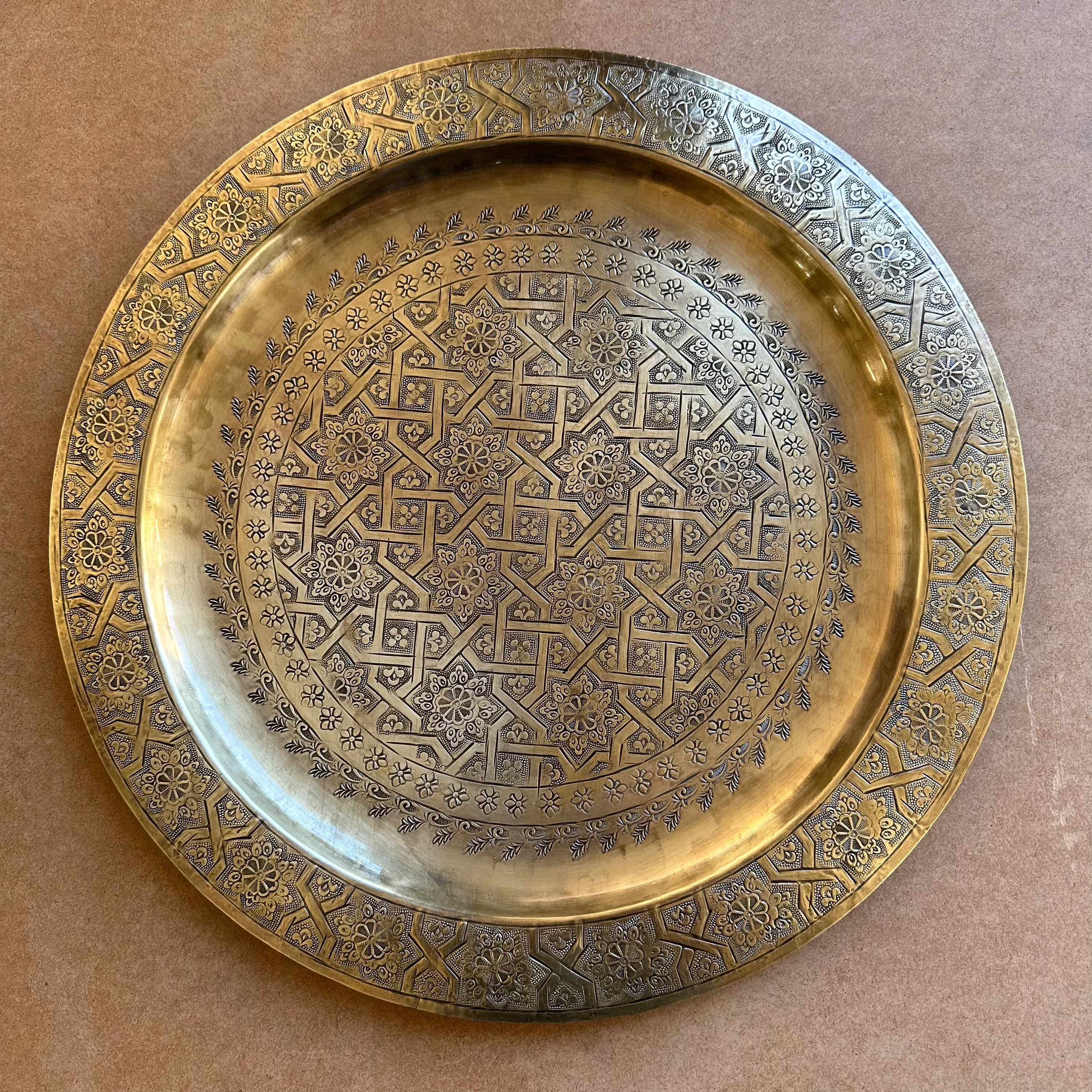 Moroccan brass tray, artisanal tray with engraving, copper servitude tray, artisanal bronze decoration, artisanal engraving, silver tray .