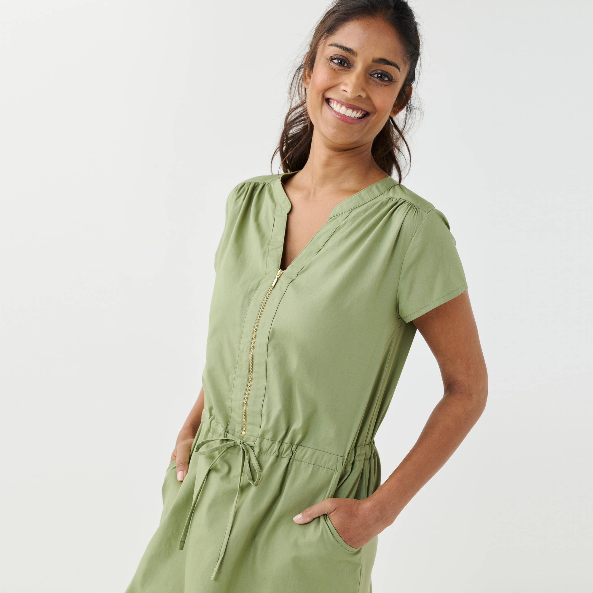 Robe courte col zippé