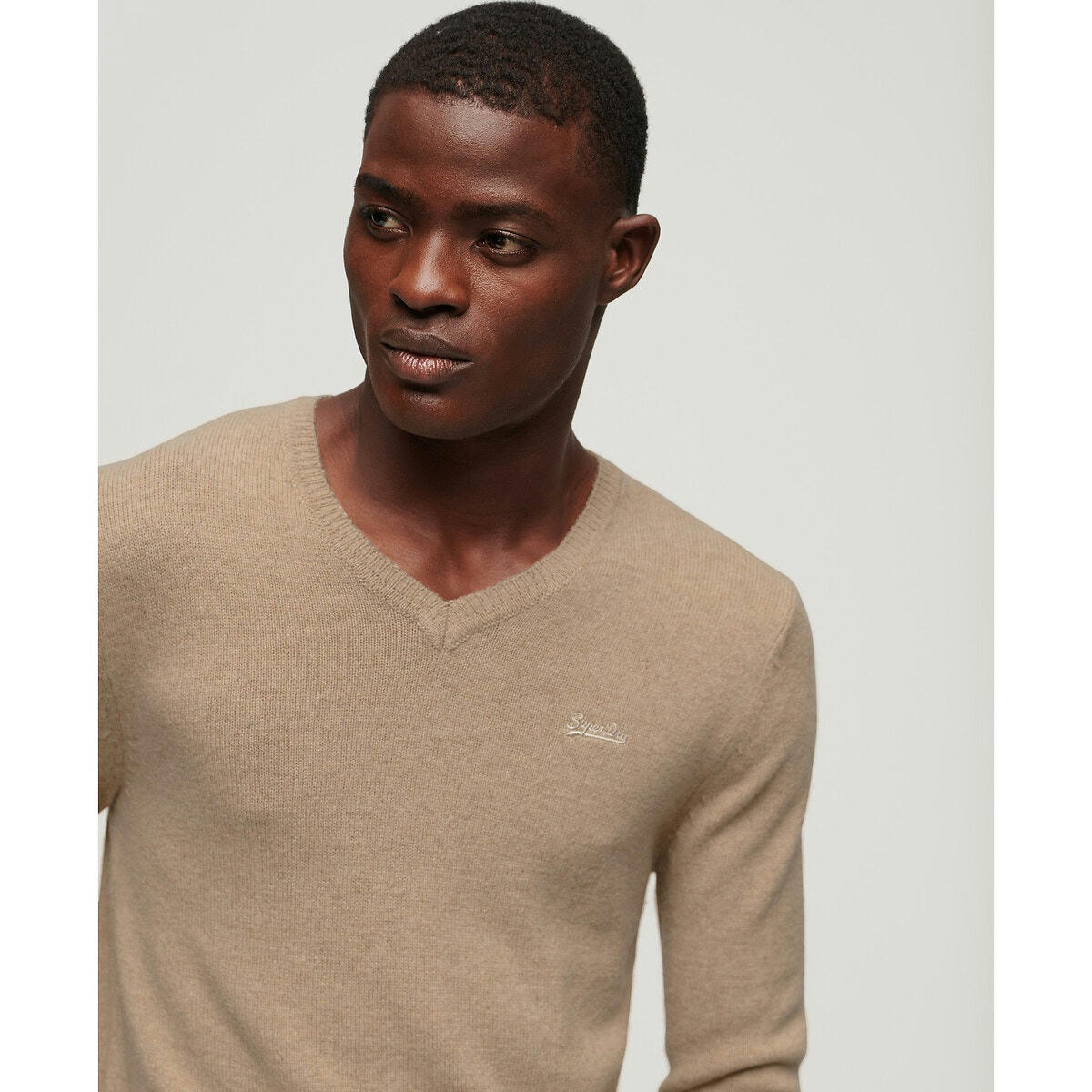 Pull en maille à col V brodé Essential