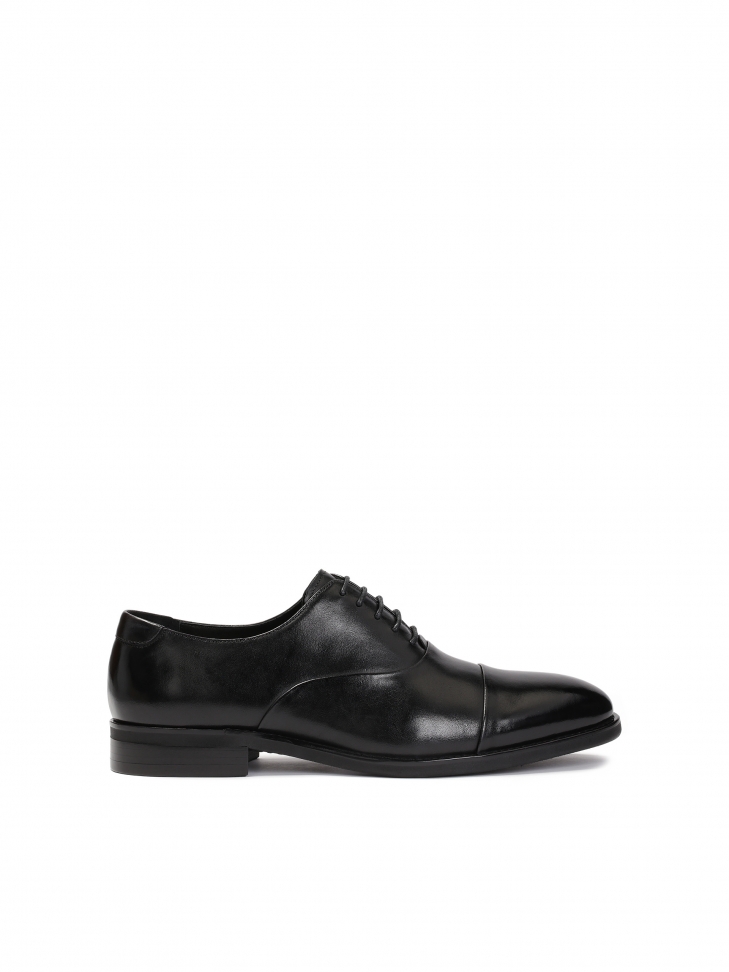 Black oxfords with overlapping nose