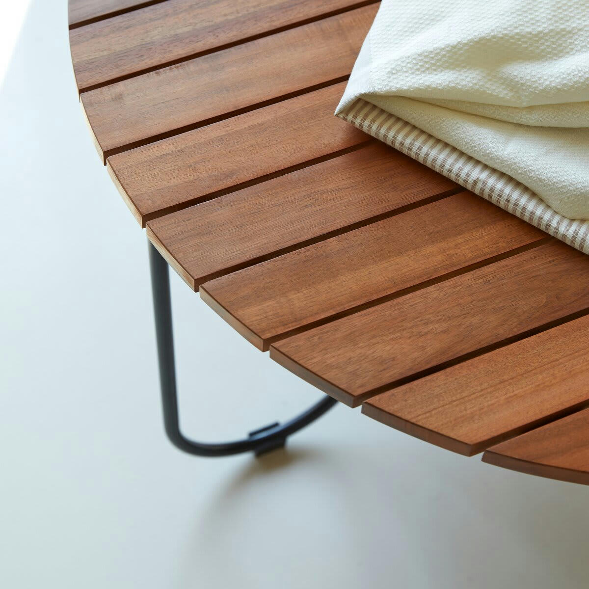 KEY WOOD - Table basse lattée en acacia massif