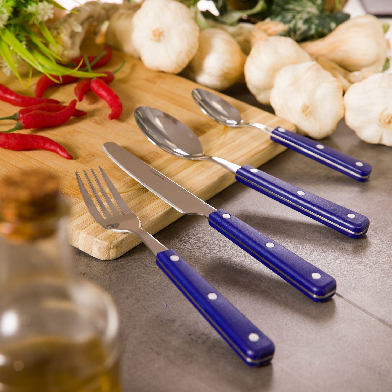 Set posate con portaposate in metallo, 16 pezzi
