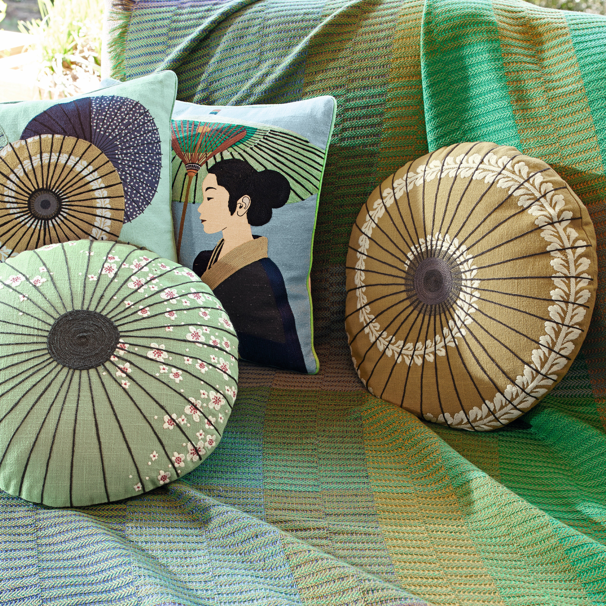Coussin rond brodé bleu En voyage
