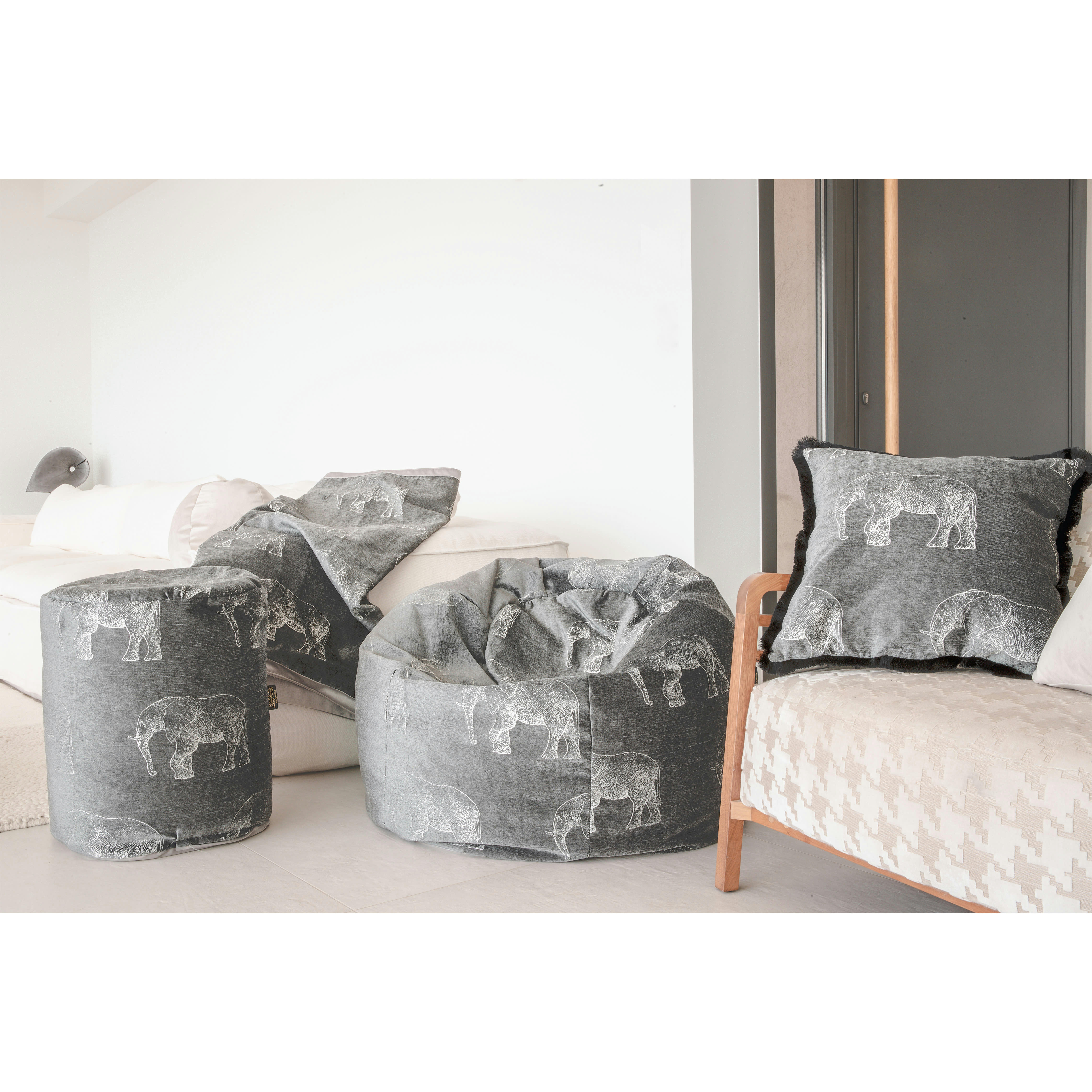 - Pouf en velours gris avec éléphants brodées