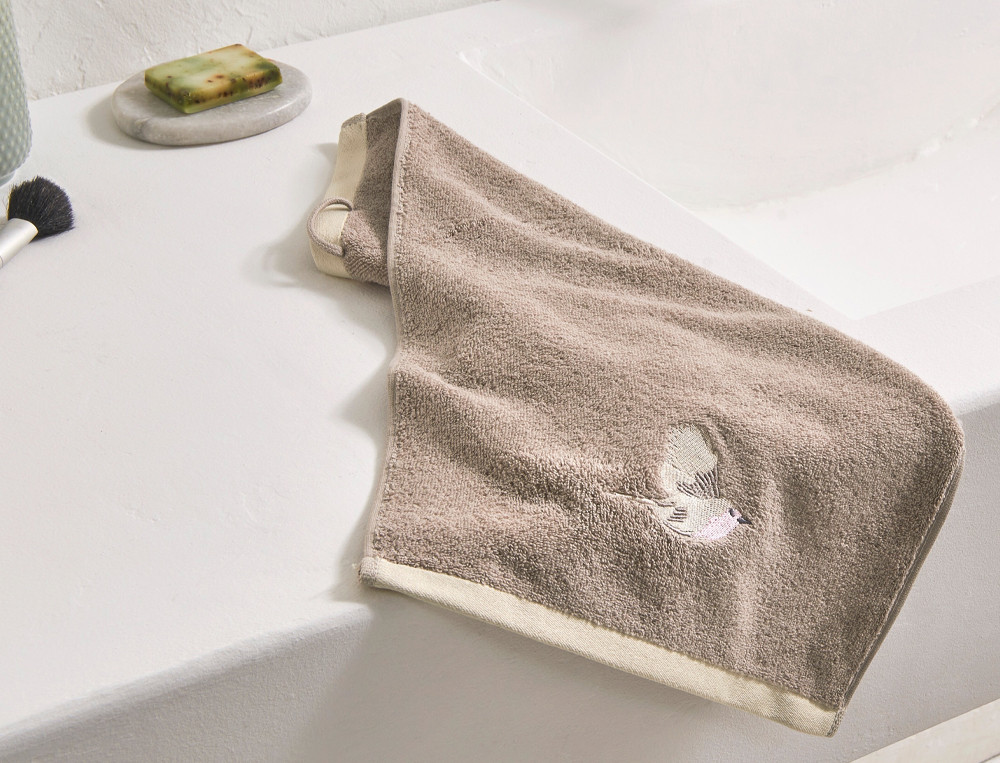 Serviette invité brodéeÀ vol d'oiseaux