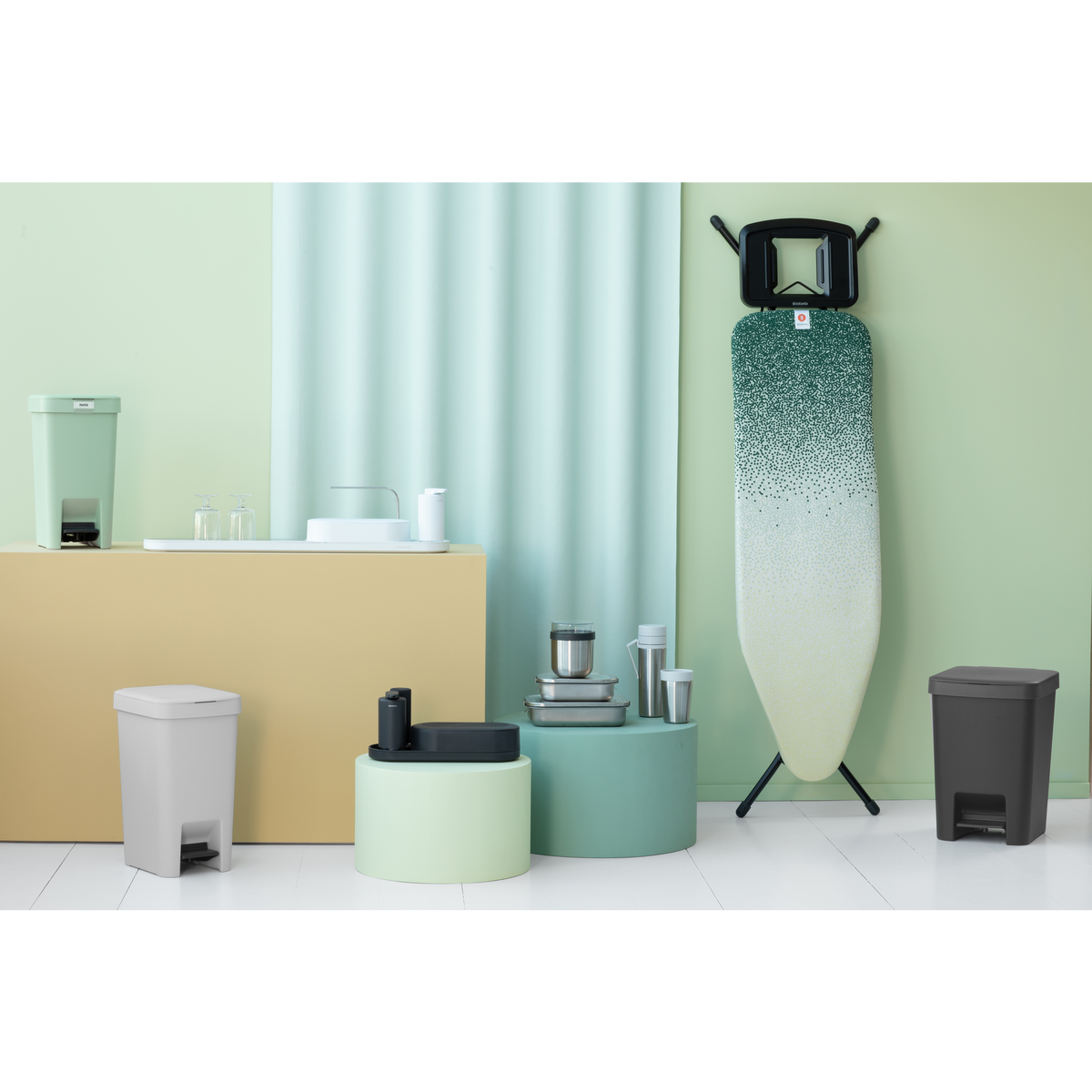Brabantia Strijkplank B, 124x38 cm, solide strijkerhouder - New Dawn