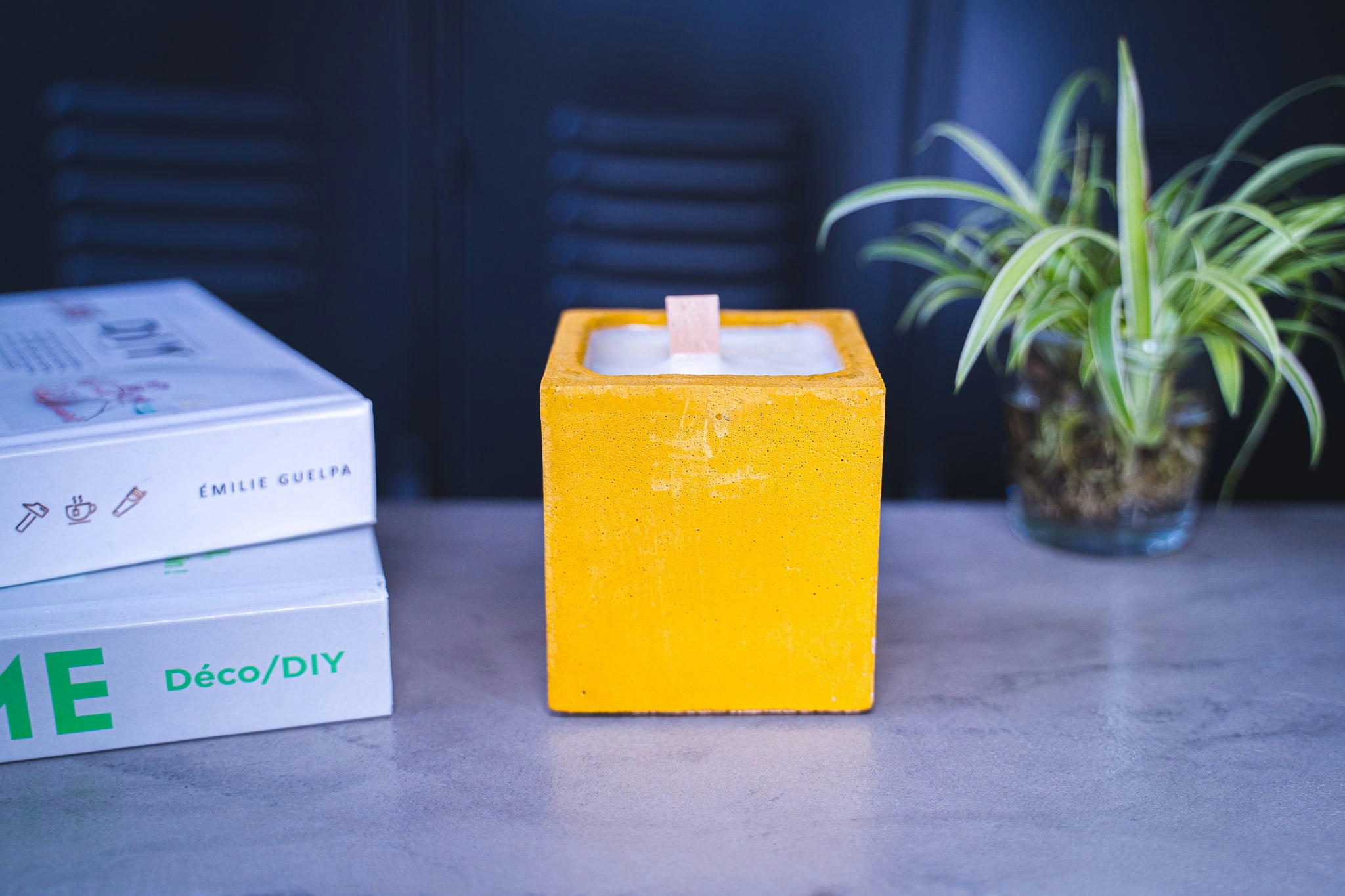 MONOÏ - Bougie en béton coloré jaune fleur de monoï