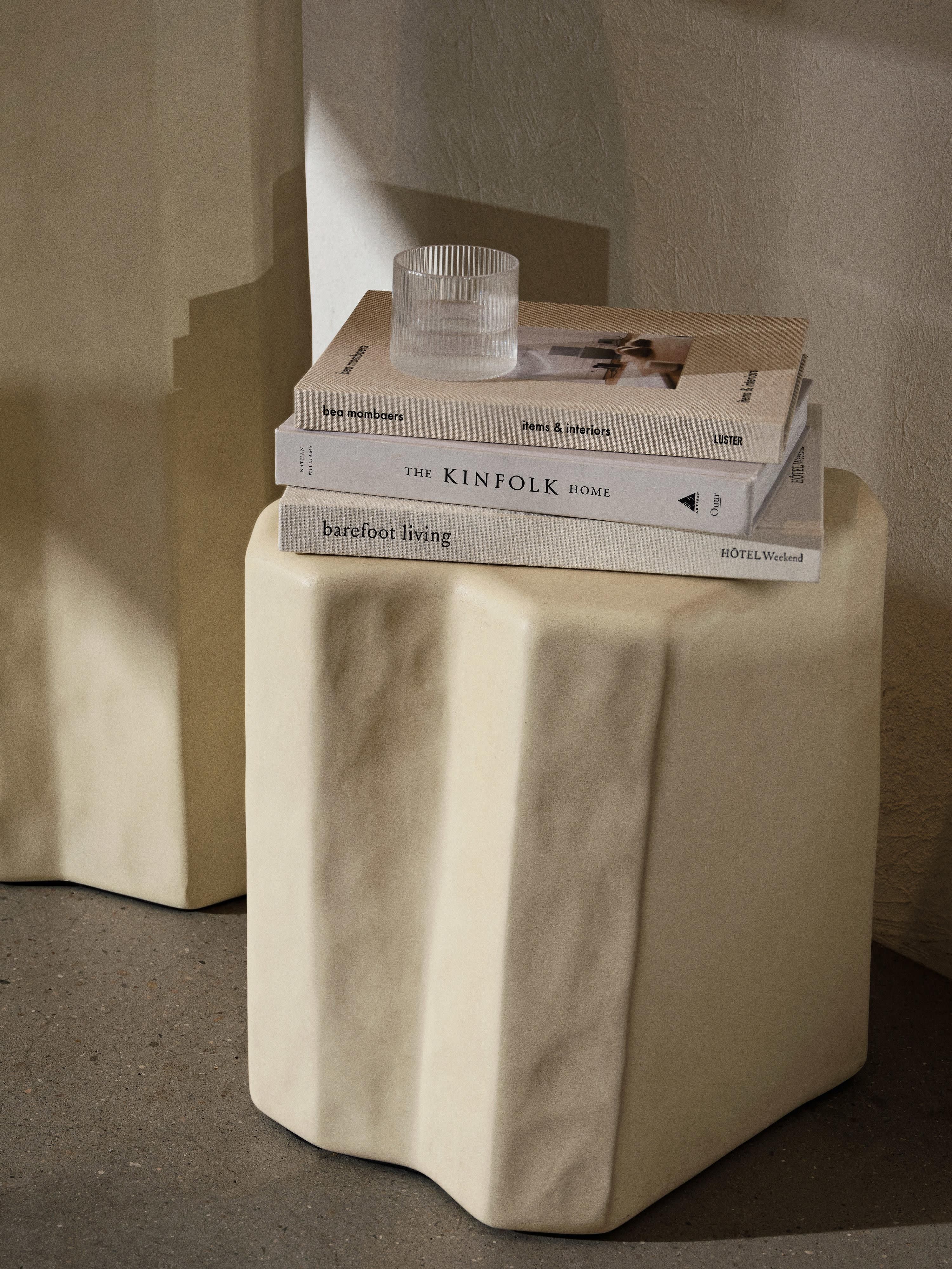Beton-Sitzhocker Staffa in organischer Form