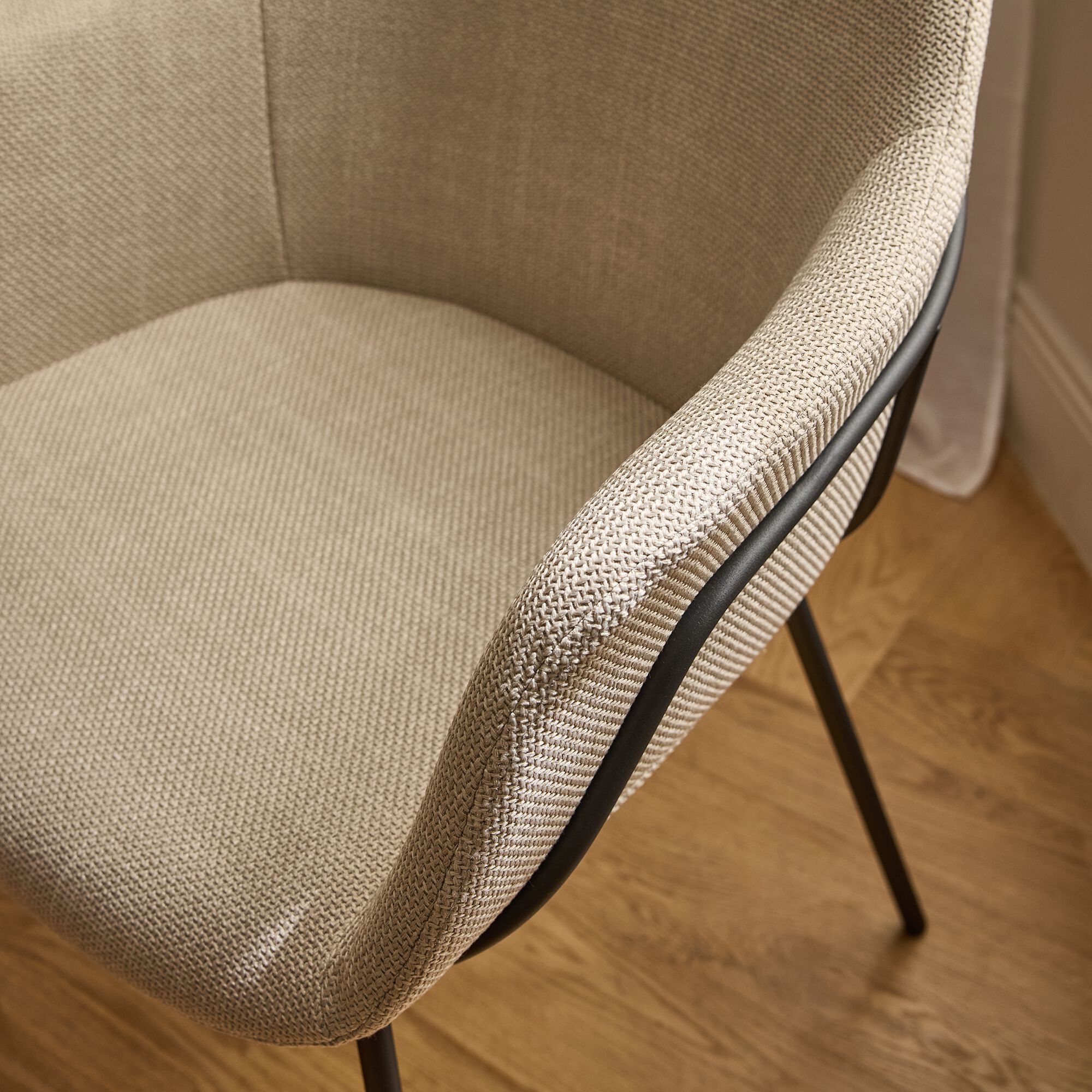 CHLOE - Chaise de repas avec accoudoirs en tissu - beige alpilles