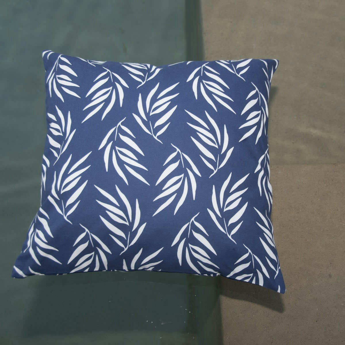 FOLIAGE - Housse de coussin d'extérieur coton  50x50 bleu marine