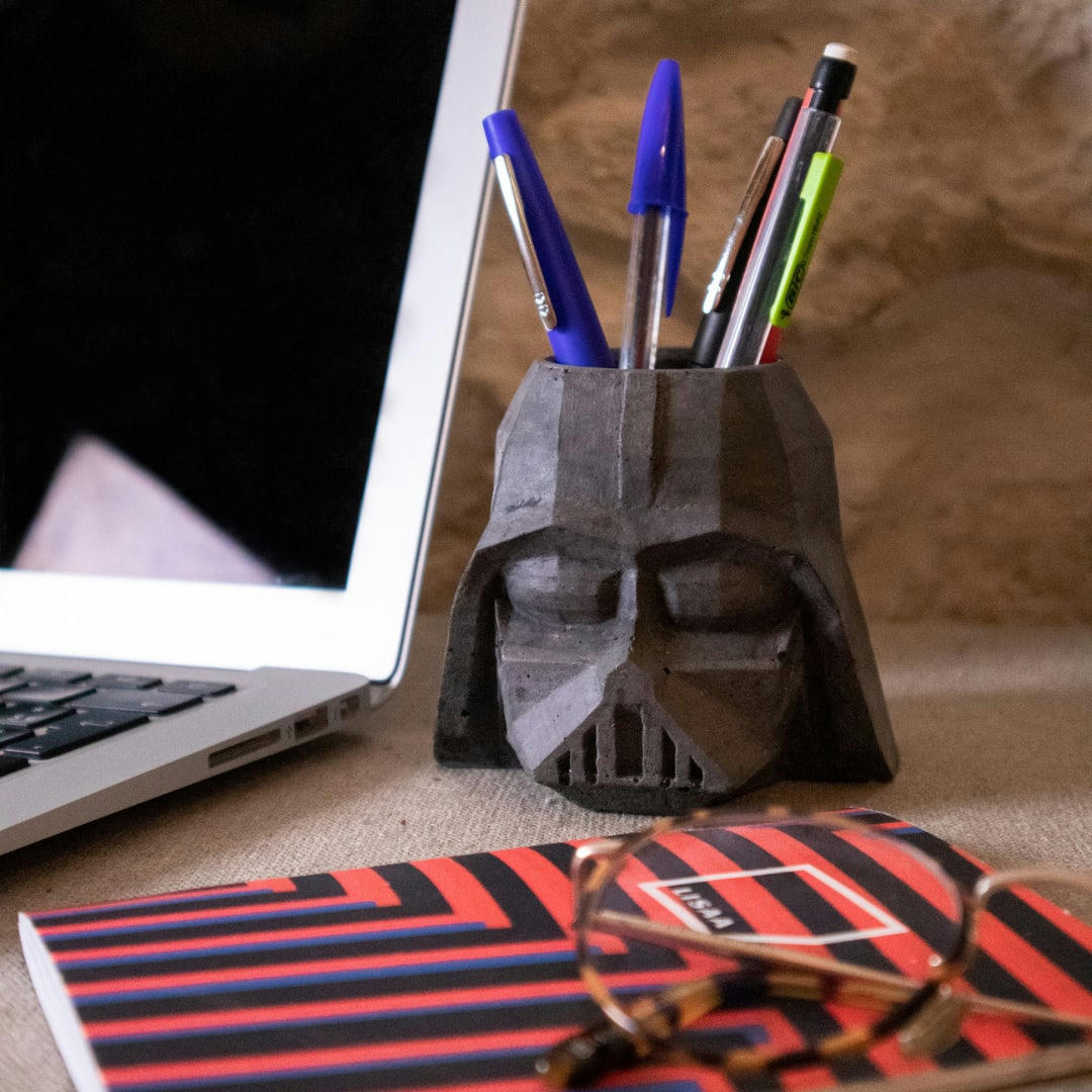 Dark Vador - Pot dark vador en béton anthracite