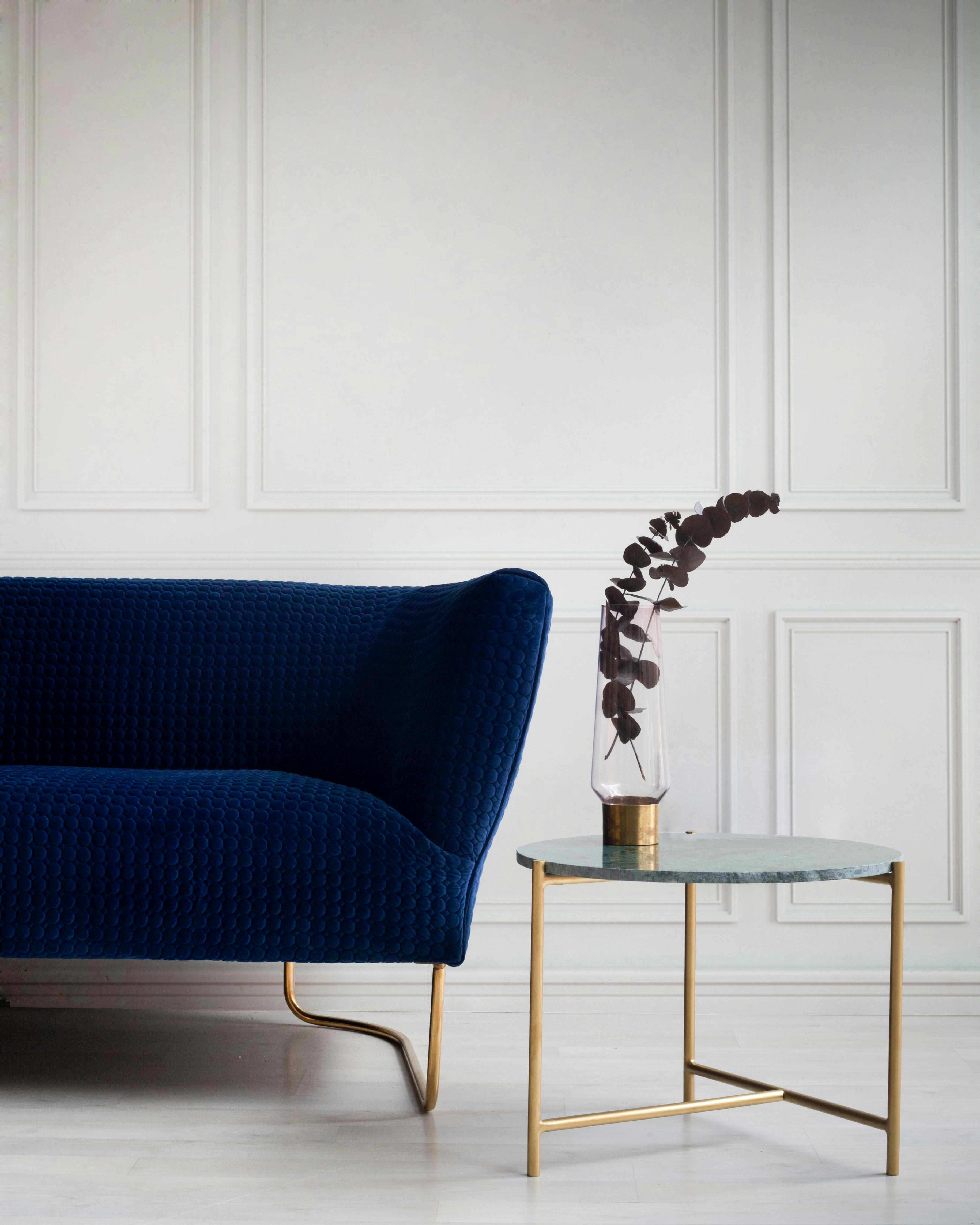 MORGANS - Table métallisée en marbre et fer vert.