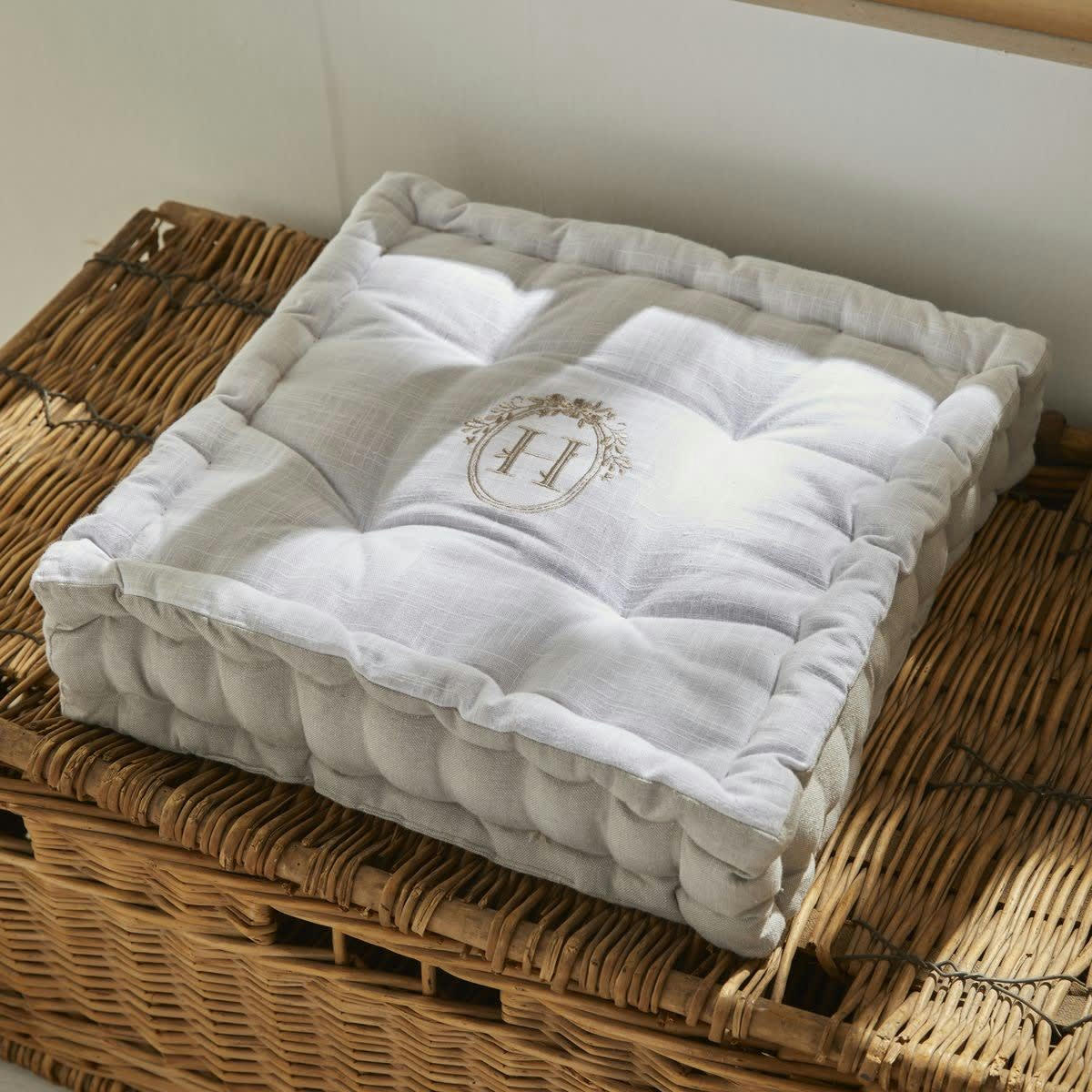CHARME - Coussin de sol avec broderies en coton beige 40x40x10