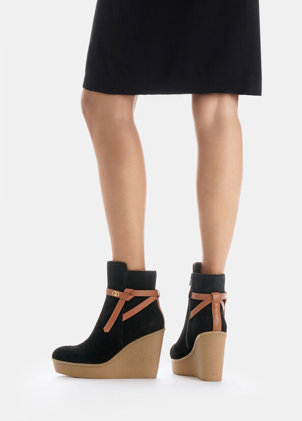 Stivaletti in suede con zeppa