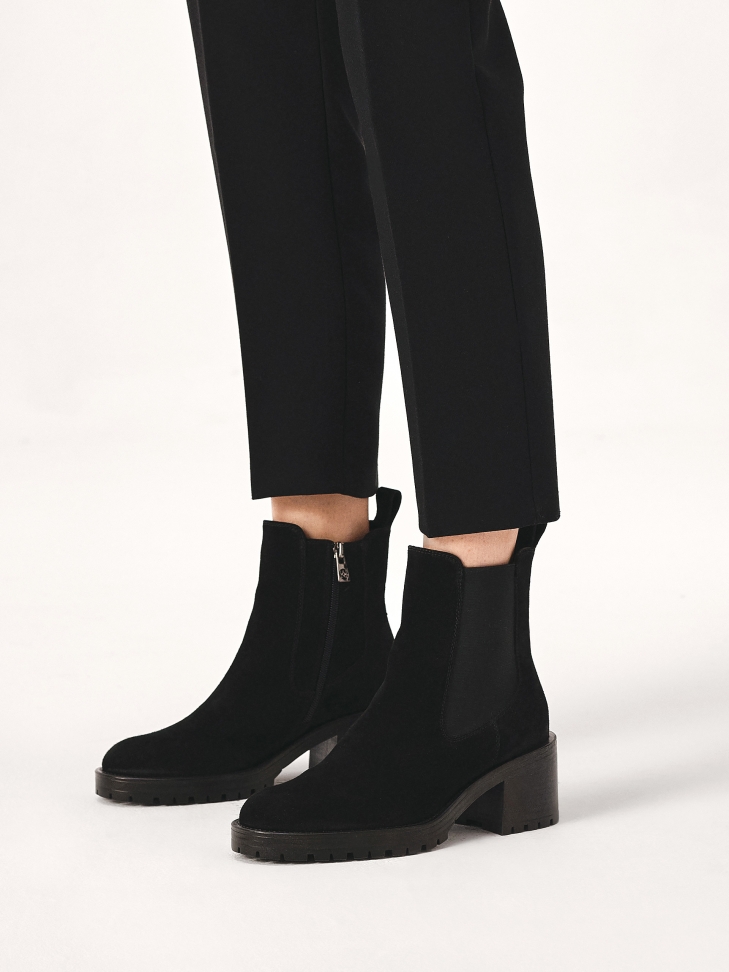 Suede boots with zipper